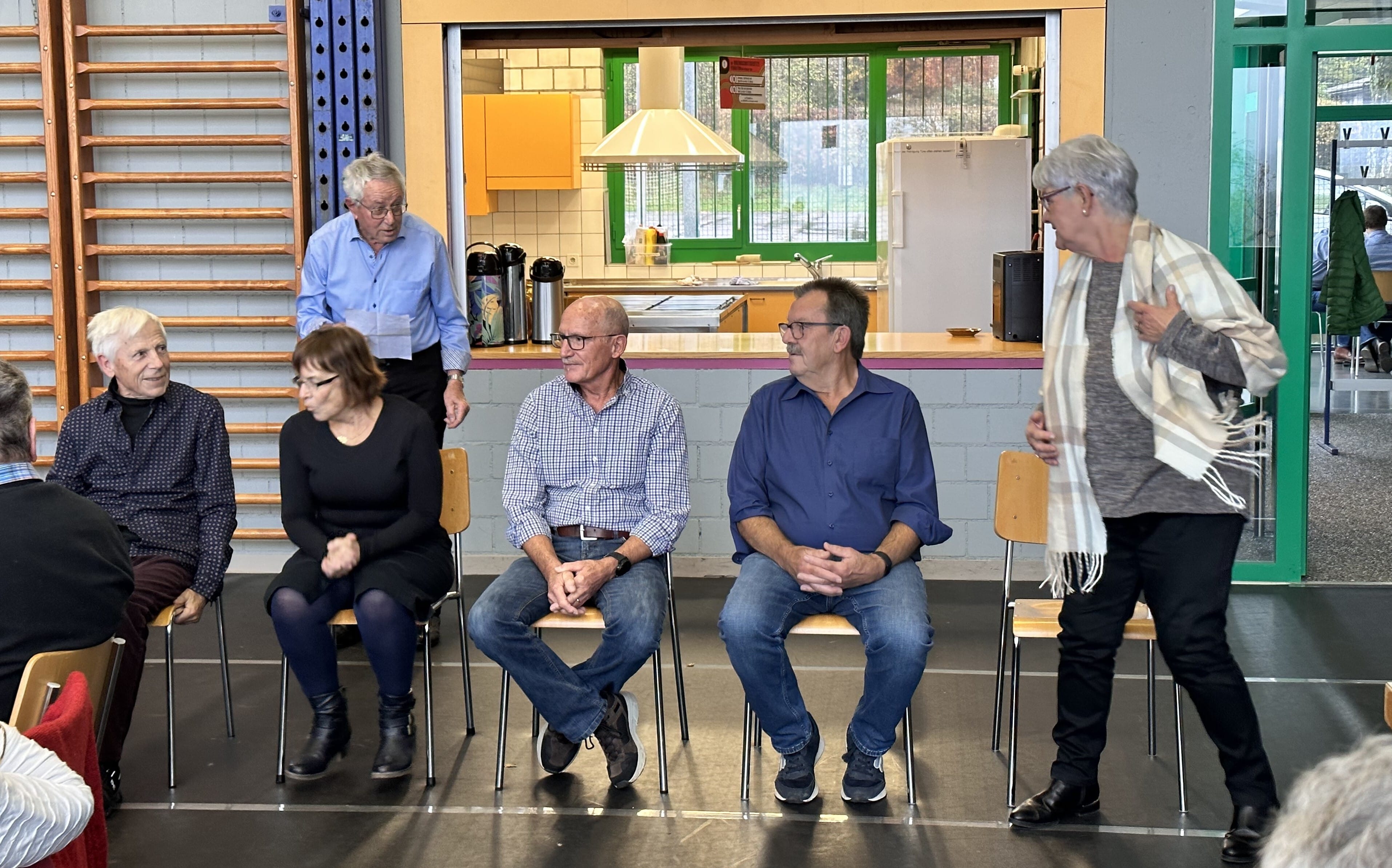 Seniorennachmittag Eggenwil 2023 mit der lustigen Spieleinlage «Der Sonntagsausflug», moderiert von Joe Eberhard. Bild: Esther Werthmüller/12.11.2023