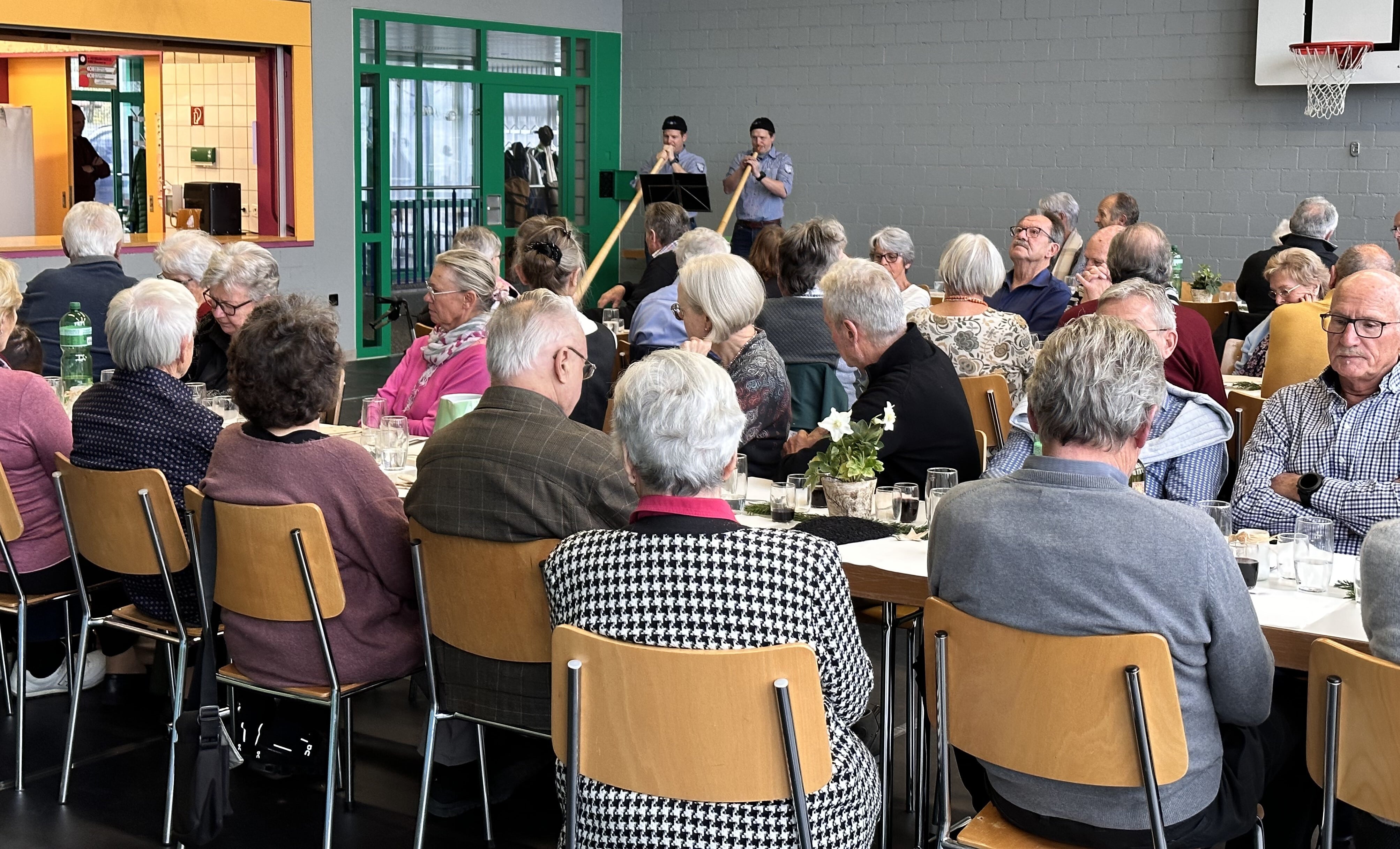 Seniorennachmittag Eggenwil 2023 mit dem Alphornbläser-Duo Chrigi und Adi. Bild: Esther Werthmüller/12.11.2023