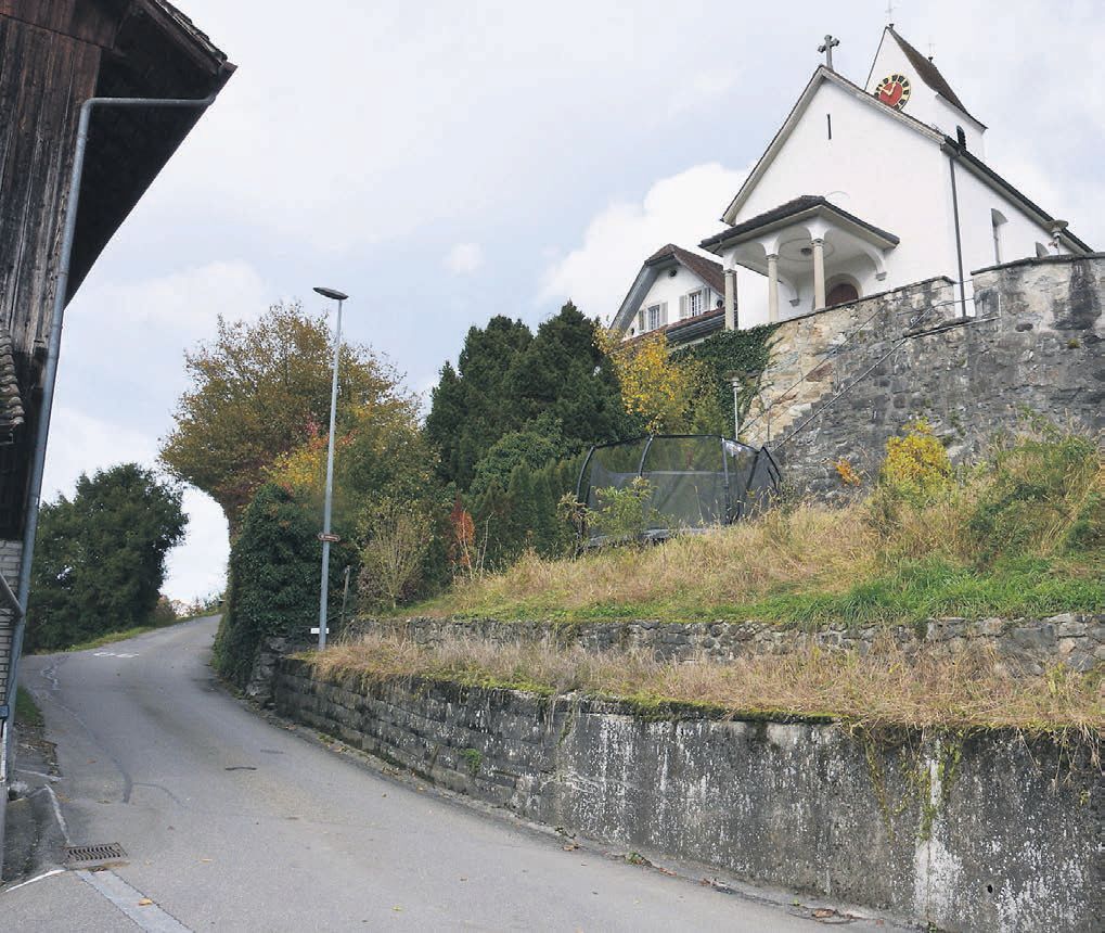 Die Kirchrainstrasse befindet sich an einem historisch wertvollen Ort von Eggenwil. Sie soll jetzt saniert werden. Bild: BBA 17.11.2023/Roger Wetli
