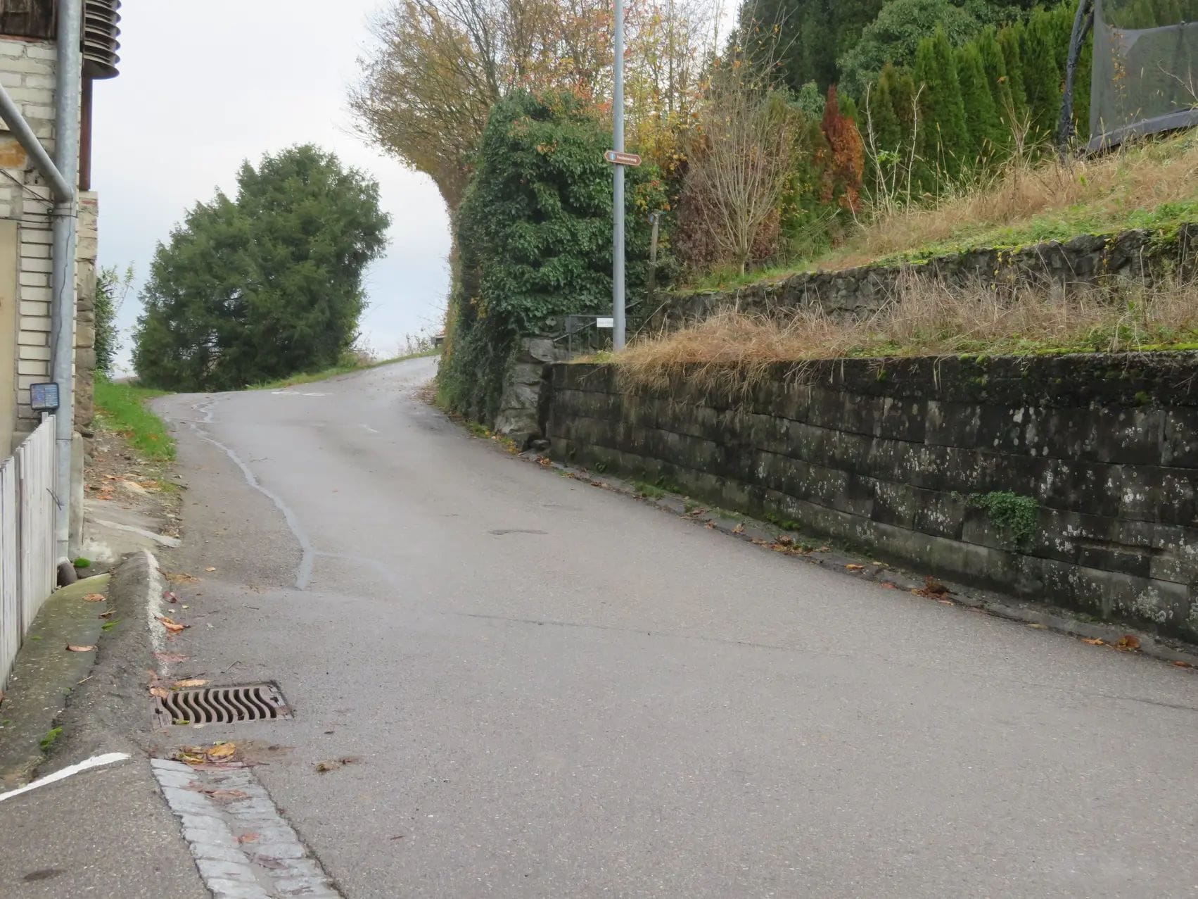 Die Kirchrainstrasse in Eggenwil ist schmal und in die Jahre gekommen. Bild: AZ-Online 23.11.2023/Marc Ribolla