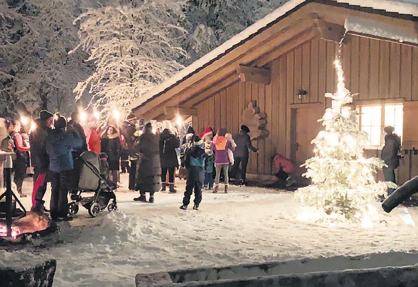 Der Sportverein empfing seine Besucherinnen und Besucher mit Punsch und Glühwein vor der Waldhütte. Bild: BBA 05.12.2023/sm