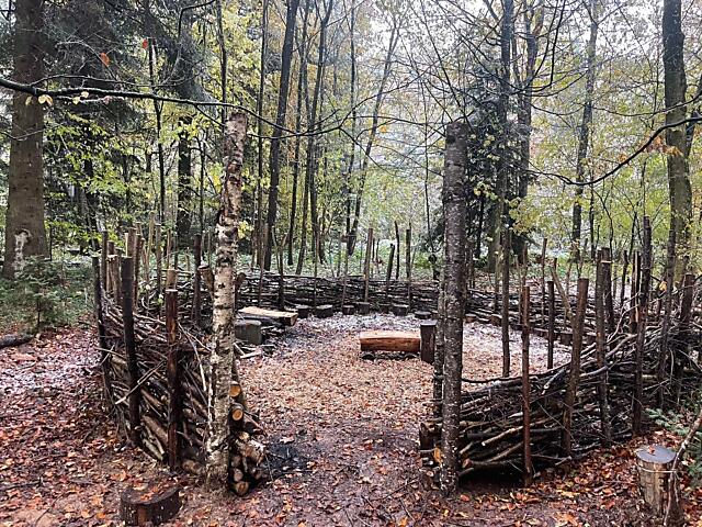 Waldsofa der Schule Eggenwil bei der Waldhütte Waldsofa der Schule Eggenwil bei der Waldhütte