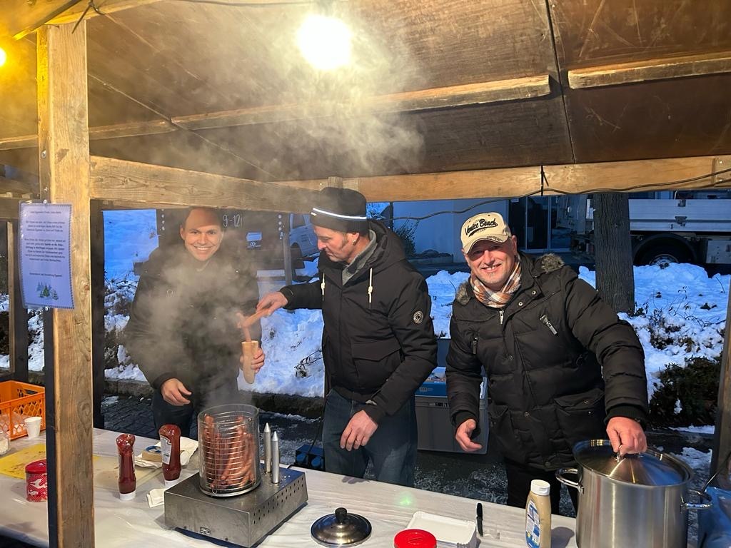 Auch Vizeammann Pascal Vogel, Gemeinderat André Belser und Gemeindeammann Roger Hausherr (v.l.) sorgten am 1. Adventsonntag 2023 auf dem Eggenwiler Dorfplatz für das leibliche Wohl der Gäste. Bild: GR André Heinrich/03.12.2023
