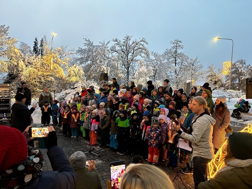 Erneut erfreuten die Eggenwiler Schulkinder die Besucher mit weihnächtlichen Liedern. Bild: GR André Heinrich/03.12.2023