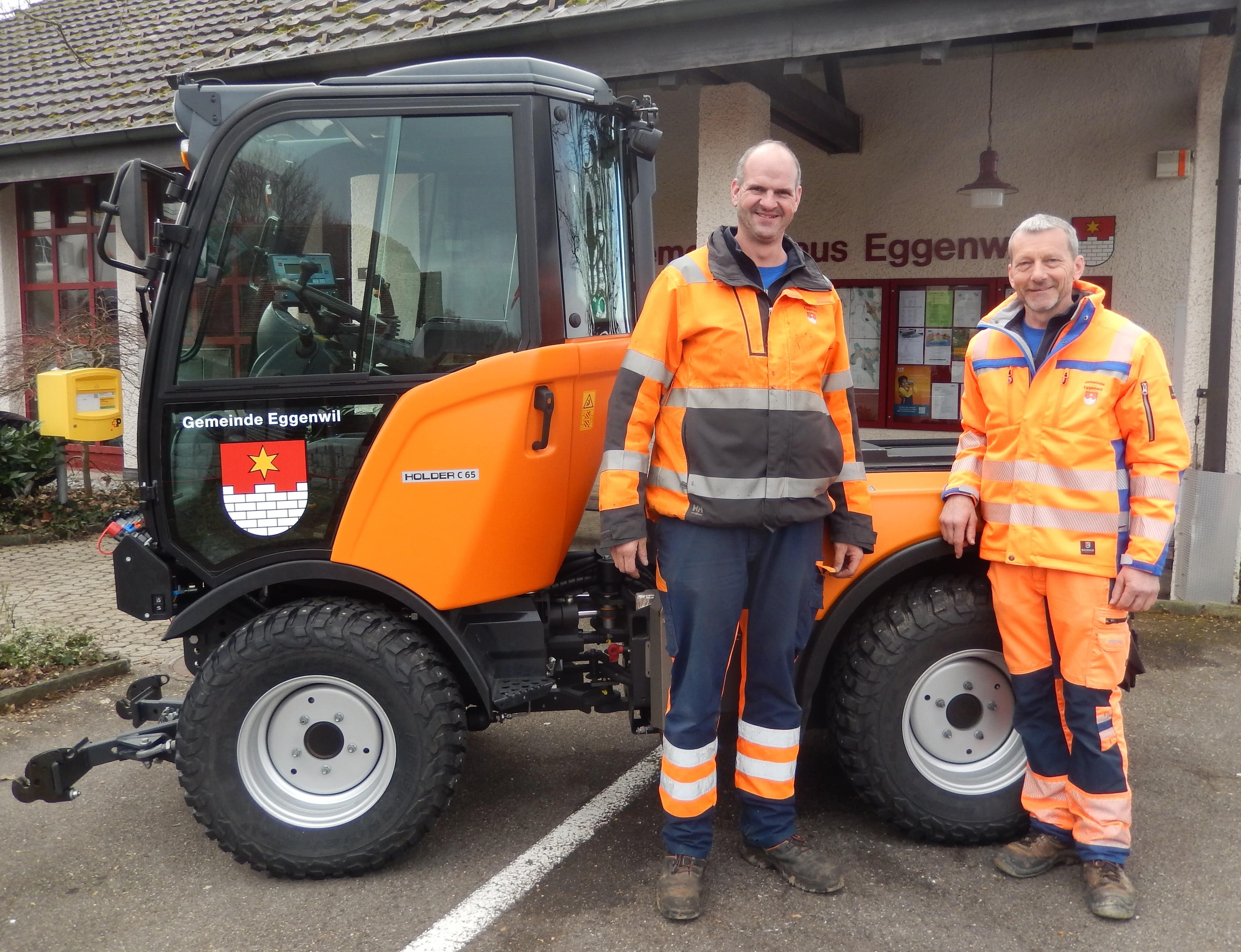 Markus Belser (l.) und Bruno Meier des technischen Dienstes haben den neuen Kommunaltraktor «Holder C 65 Single Cap» in Betrieb genommen. Bild: Gemeindekanzlei Eggenwil, Walter Bürgi/07.02.2024