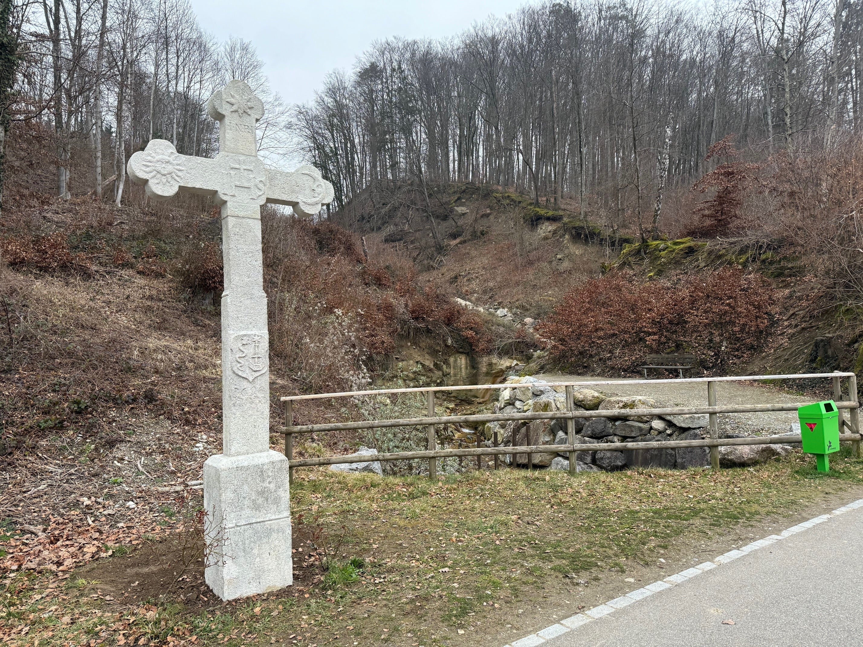 Das unter Denkmalschutz stehende historische Wegkreuz (1698) beim Pflanzerbach an der Badenerstrasse K 271 zwischen Eggenwil und Bremgarten wurde nach einer Beschädigung im März letzten Jahres saniert und nun Ende Februar restauriert wieder errichtet. Bild: Gemeindekanzlei Eggenwil, Walter Bürgi/29.02.2024