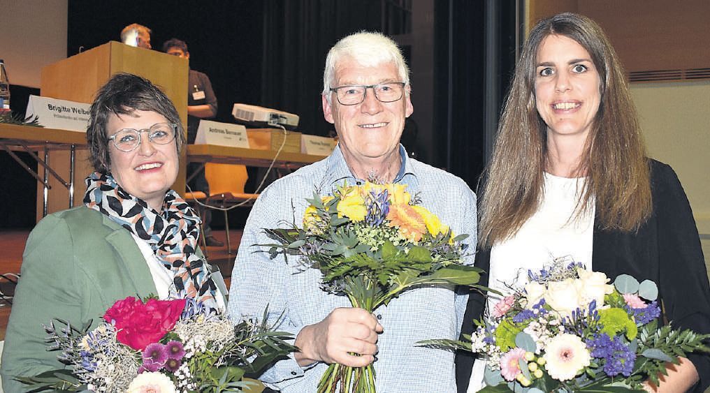 Guido Wehrli und Julia Huber (rechts) wurden in den Vorstand der Spitex Mutschellen-Reusstal gewählt. Brigitte Weibel ist die neue Präsidentin der Spitex. Bild: BBA 05.04.2024/Erika Obrist