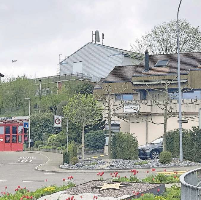 Die Swisscom-Antenne ist, weitherum sichtbar, nun auf dem Schulhaus Eggenwil montiert. Bild: AZ Freiamt 16.04.2024/zvg