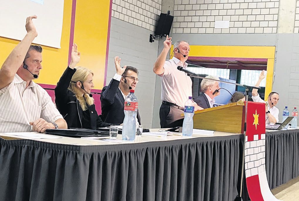 Alle Traktanden wurden genehmigt. Der Eggenwiler Gemeinderat (v. l.) Roland Belser, Esther Werthmüller, André Heinrich, Gemeindeammann Roger Hausherr, Gemeindeschreiber Walter Bürgi, Vanessa Villars (Leiterin Finanzen) und Pascal Vogel. Bild: BBA 18.06.2024/Sabrina Salm