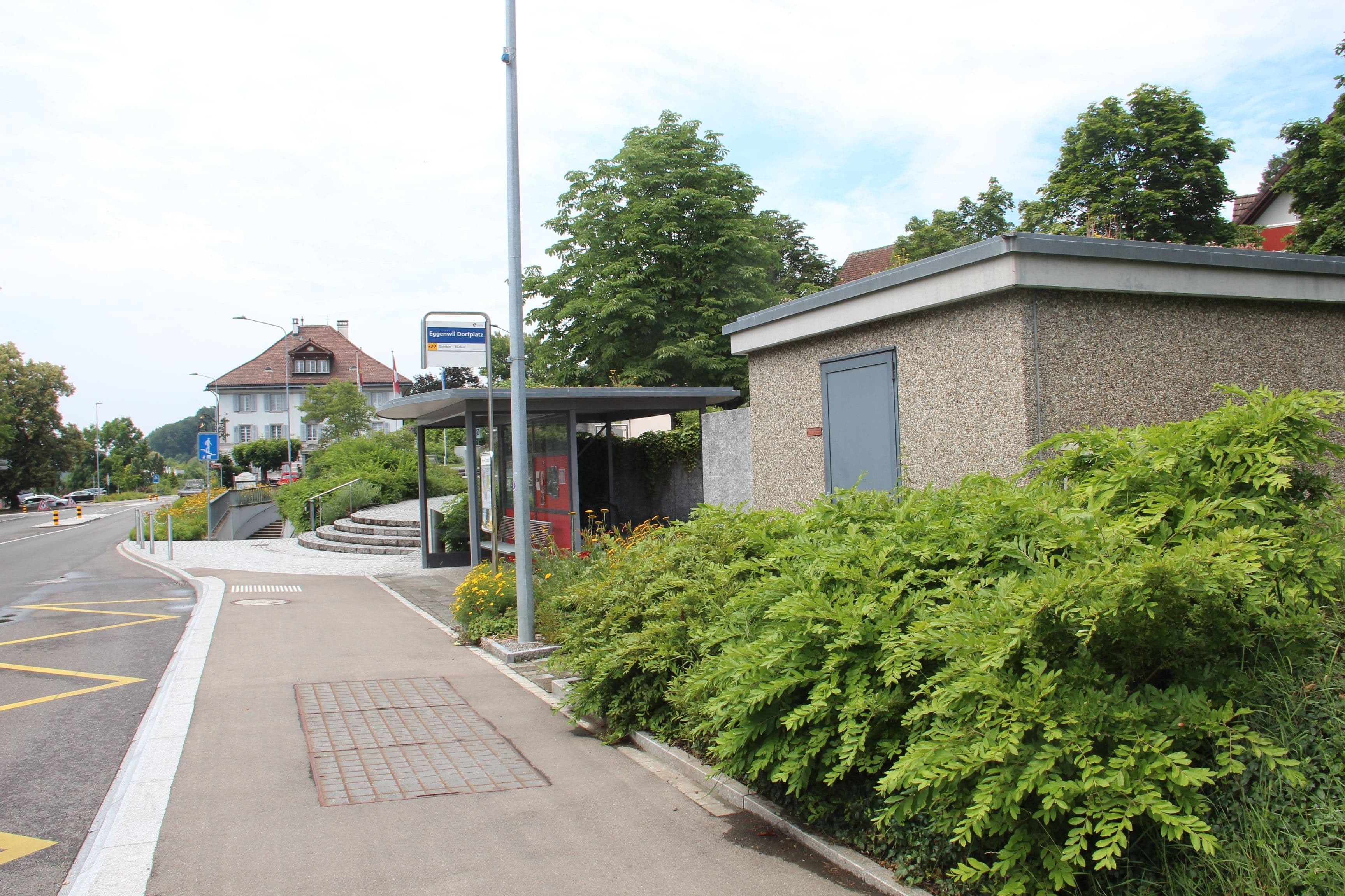 Die kleine Transformatoren-Station am Dorfplatz neben der Bushaltestelle ist das Herzstück der Elektra Eggenwil. Bild: AZ Freiamt 27.06.2024/Andrea Lim