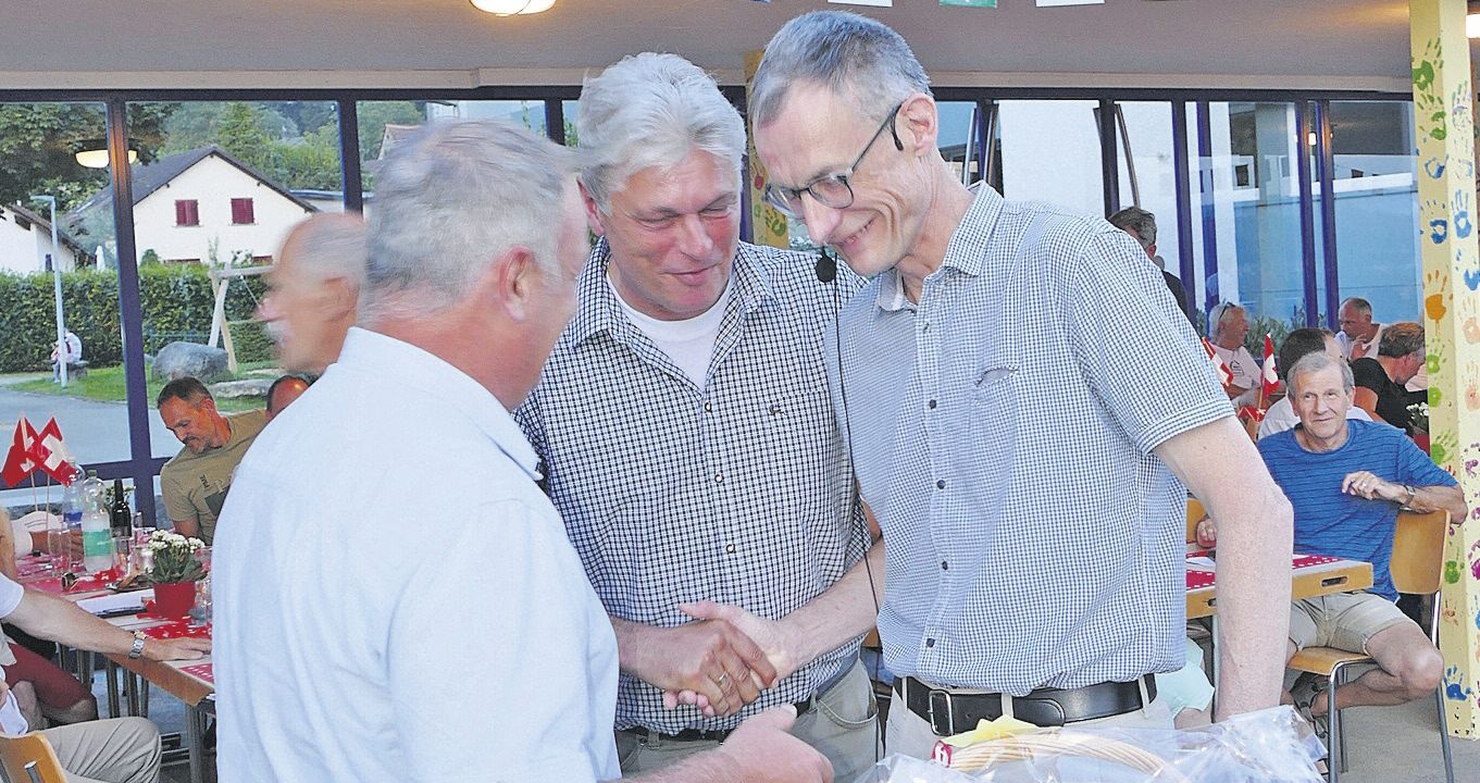 Michael Leupold (rechts) erhielt von Gemeindeschreiber Walter Bürgi (Mitte) und Ammann Roger Hausherr viel Lob. Bild: BBA 03.08.2024/Stefan Treier