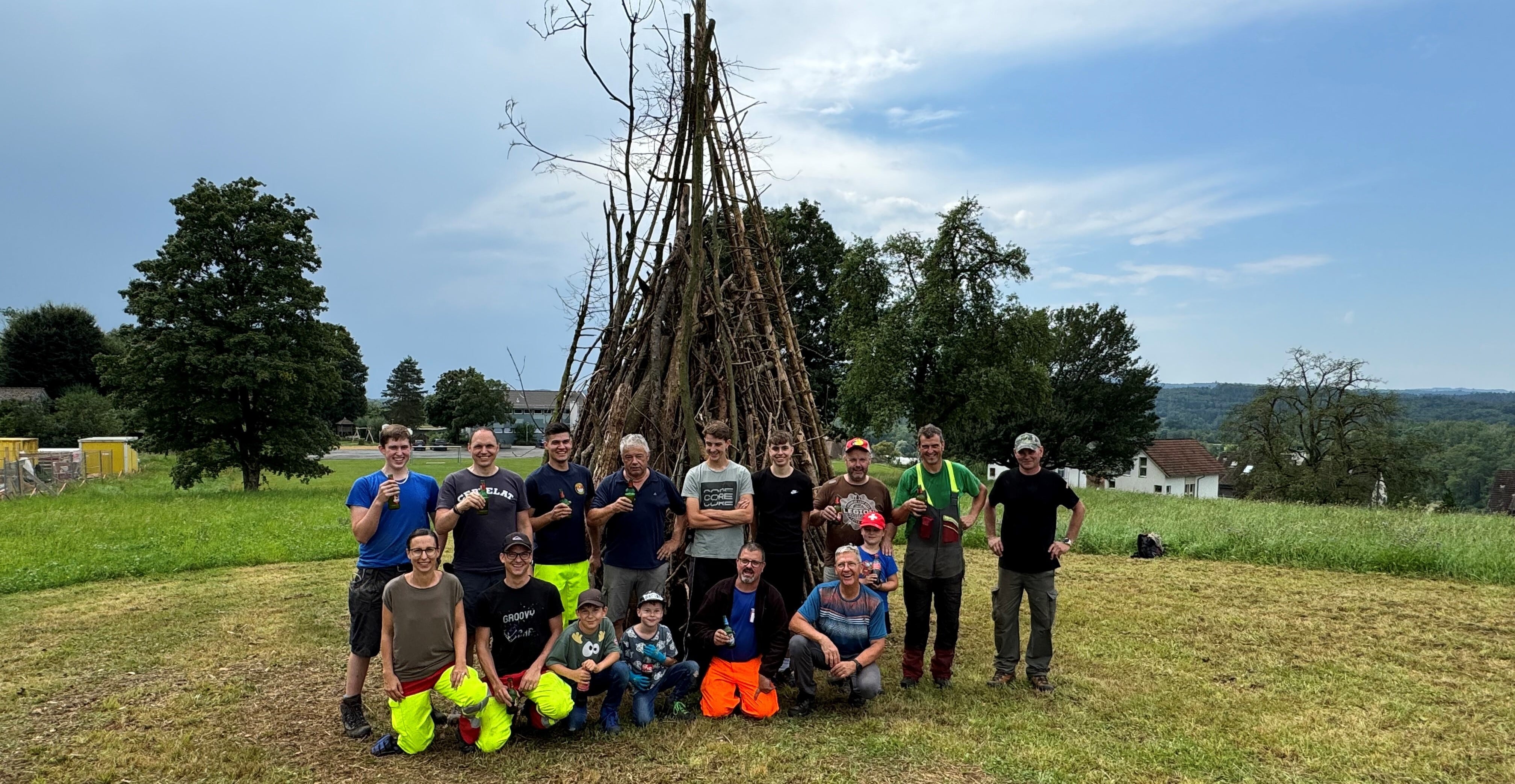 Vertreter des Feuerwehrvereins Eggenwil und weitere freiwillige Helferinnen und Helfer haben auch bei der diesjährigen Bundesfeier für das Höhenfeuer gesorgt. Bild: zvg