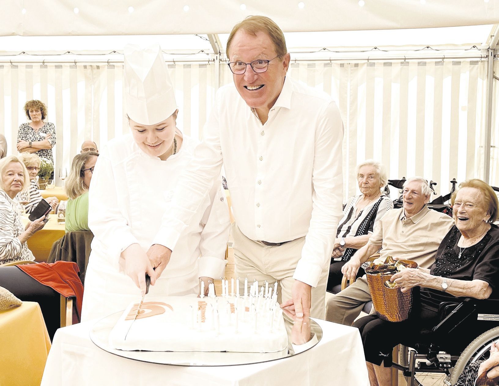 Fröhliche Gesichter zum süssen Jubiläum. Verbandspräsident Peter Spring durfte am Samstag, 21. September 2024, die hausgemachte Torte anschneiden. Bild: BBA 24.09.2024/Walter Minder