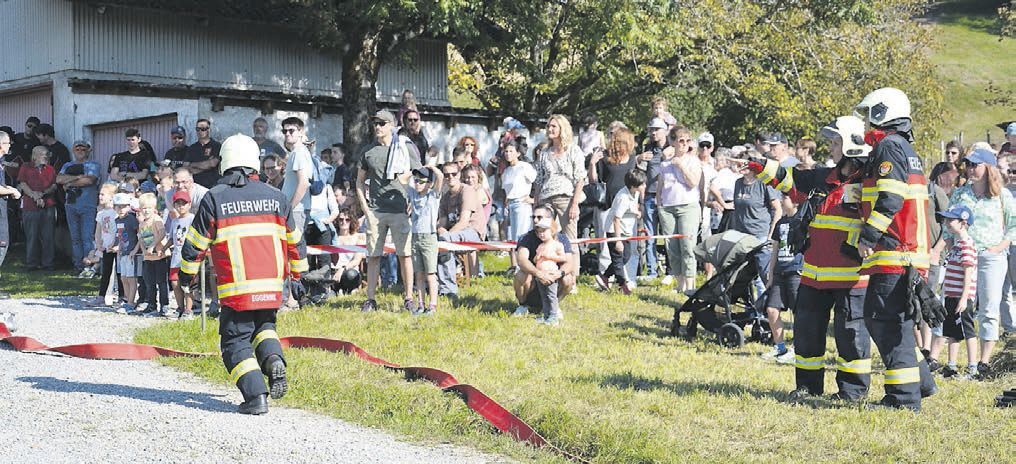 Klare Instruktionen für den Einsatz erhielten die Feuerwehrmänner und -frauen, unter den Augen der vielen gespannten Zuschauerinnen und Zuschauer. Bild: BBA 24.09.2024/Albert Schumacher