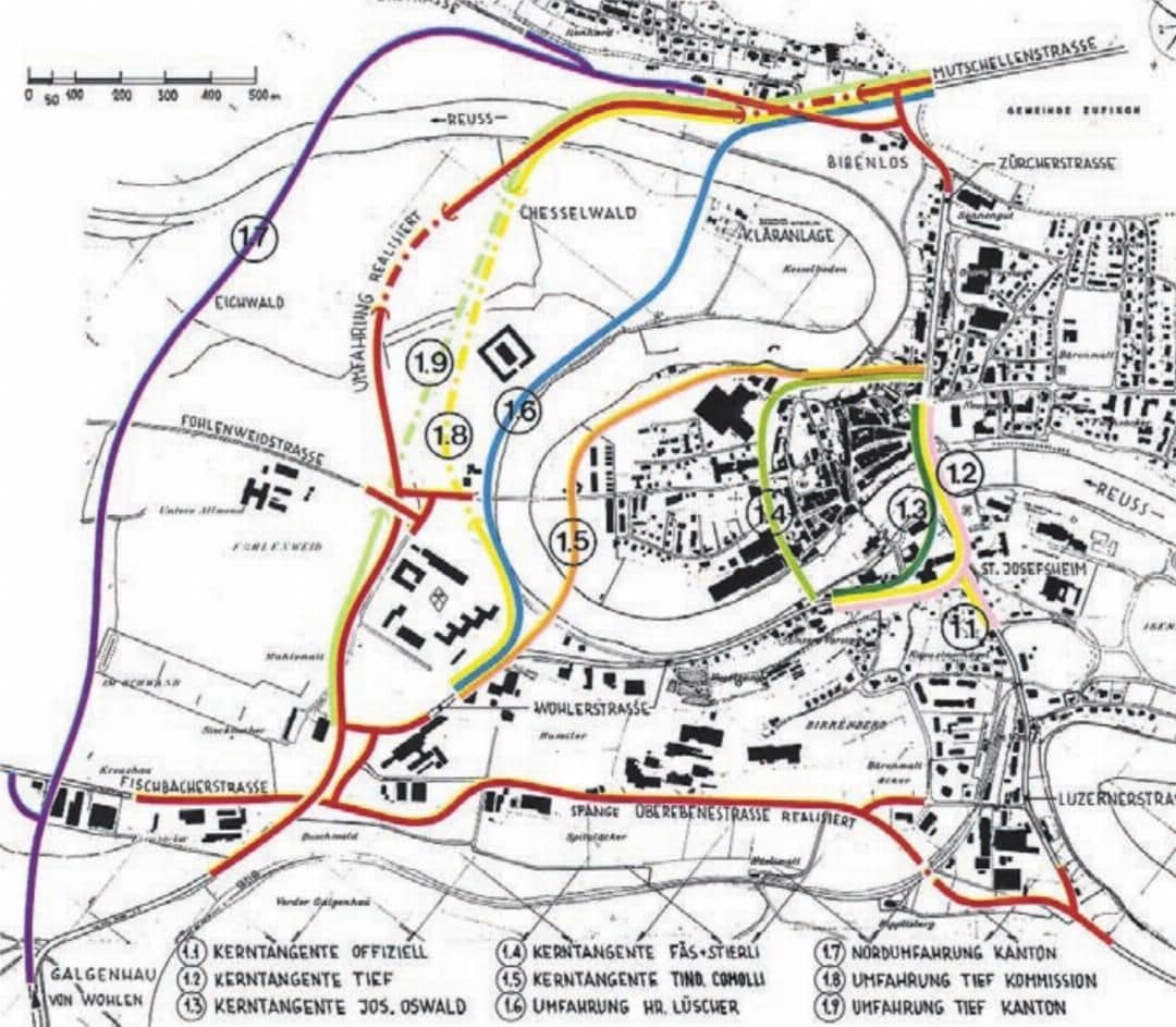 Es gab verschiedene Varianten für eine Umfahrung. Realisiert wurde per 18. Oktober 1994 die Umfahrungsführung Bibenlos–Reussbrücke «Struss»–Tagbautunnel–Shelltankstelle–Wohlerstrasse mit Anschlusslösungen und die Spange Oberebene (rote Linie). Planausschnitt: BBA 18.10.2024
