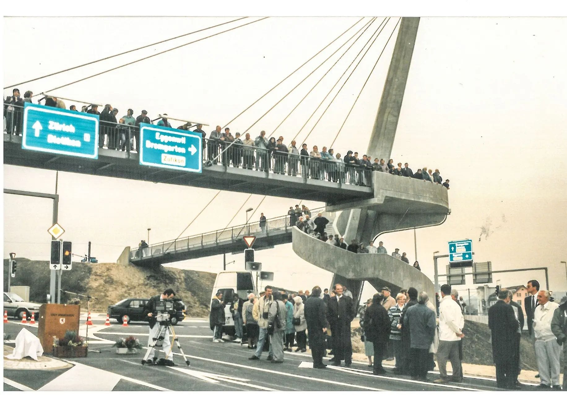 Die Eröffnung der Umfahrung Bremgarten stiess 1994 auf grosses Interesse (hier bei der Bibenlos-Kreuzung). Bild: AZ Freiamt 18.10.2024/Archiv mzm