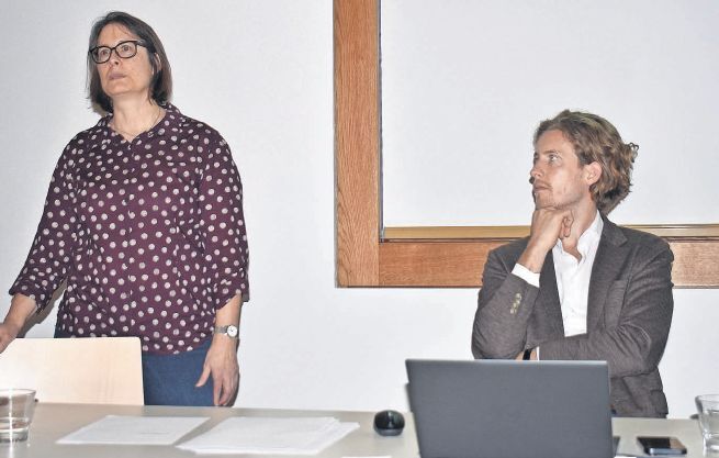 Gemeinderätin Claudia Long und David Steinmann vom Ingenieurbüro informierten über die Entstehung und über die nächsten Schritte des Projekts Fussgängersteg. Bild: BBA 22.10.2024/Erika Obrist