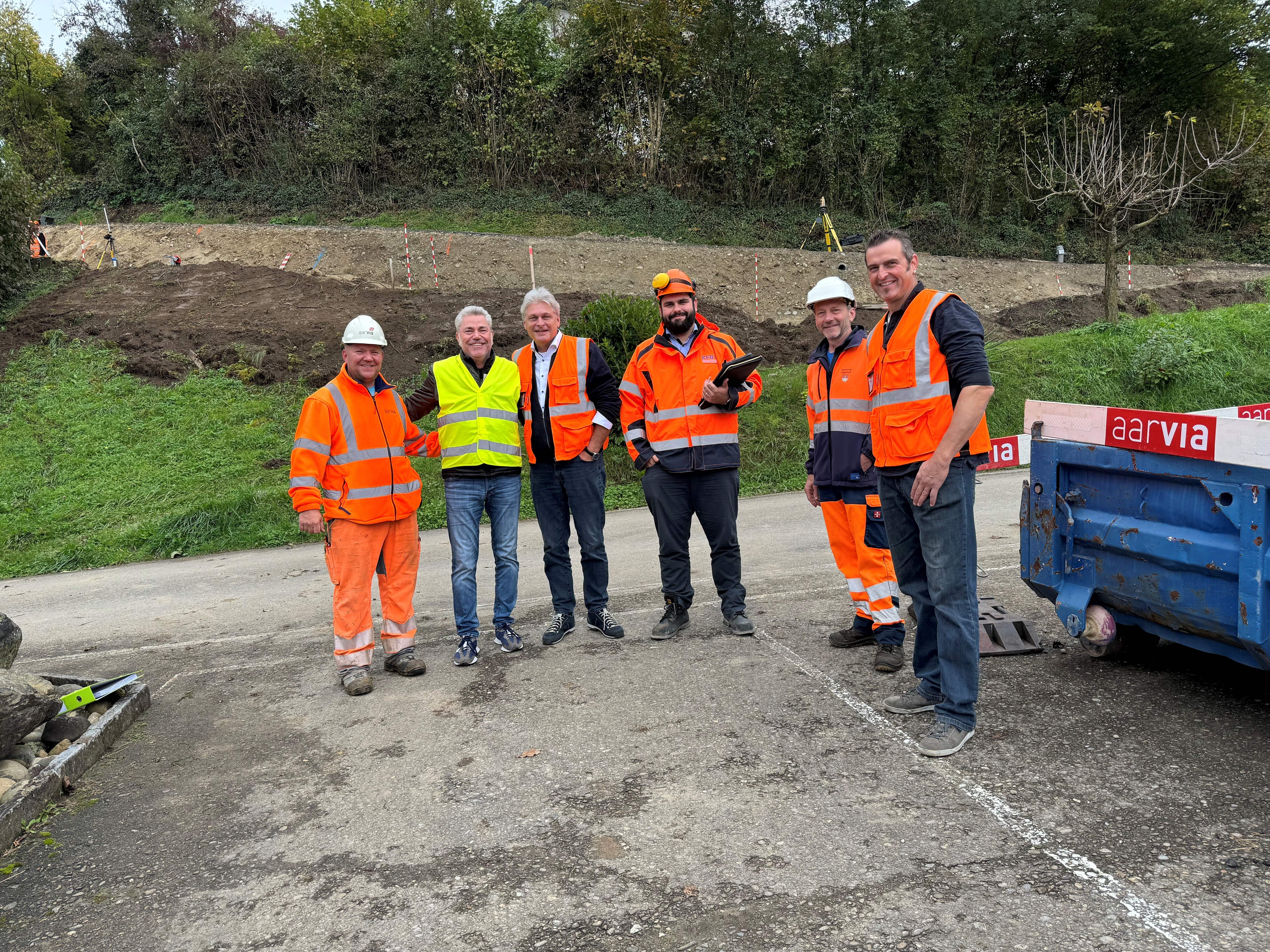 Projekt «Ausbau & Sanierung Kirchrainstrasse & EW-Rohrblock Im Rebhügel» – 2. Bausitzung vor Ort während Aushub Kirchrainstrasse am 16.10.2024: v.l. Bruno Lang (Polier Aarvia Bau AG), Francisco Marti (Bauführer Aarvia Bau AG), Walter Bürgi (Gemeindeschreiber und Leiter Bau & Planung Eggenwil), Juraj Welte (Bauleiter-Stv. Ing.Büro KFB Pfister AG), Bruno Meier (Leiter technische Dienste Eggenwil), Roland Belser (Gemeinderat Eggenwil, Ressortvorsteher Verkehr und Gemeindewerke). Bild: GK Eggenwil/Berufslernende Kauffrau Kezia Villiger