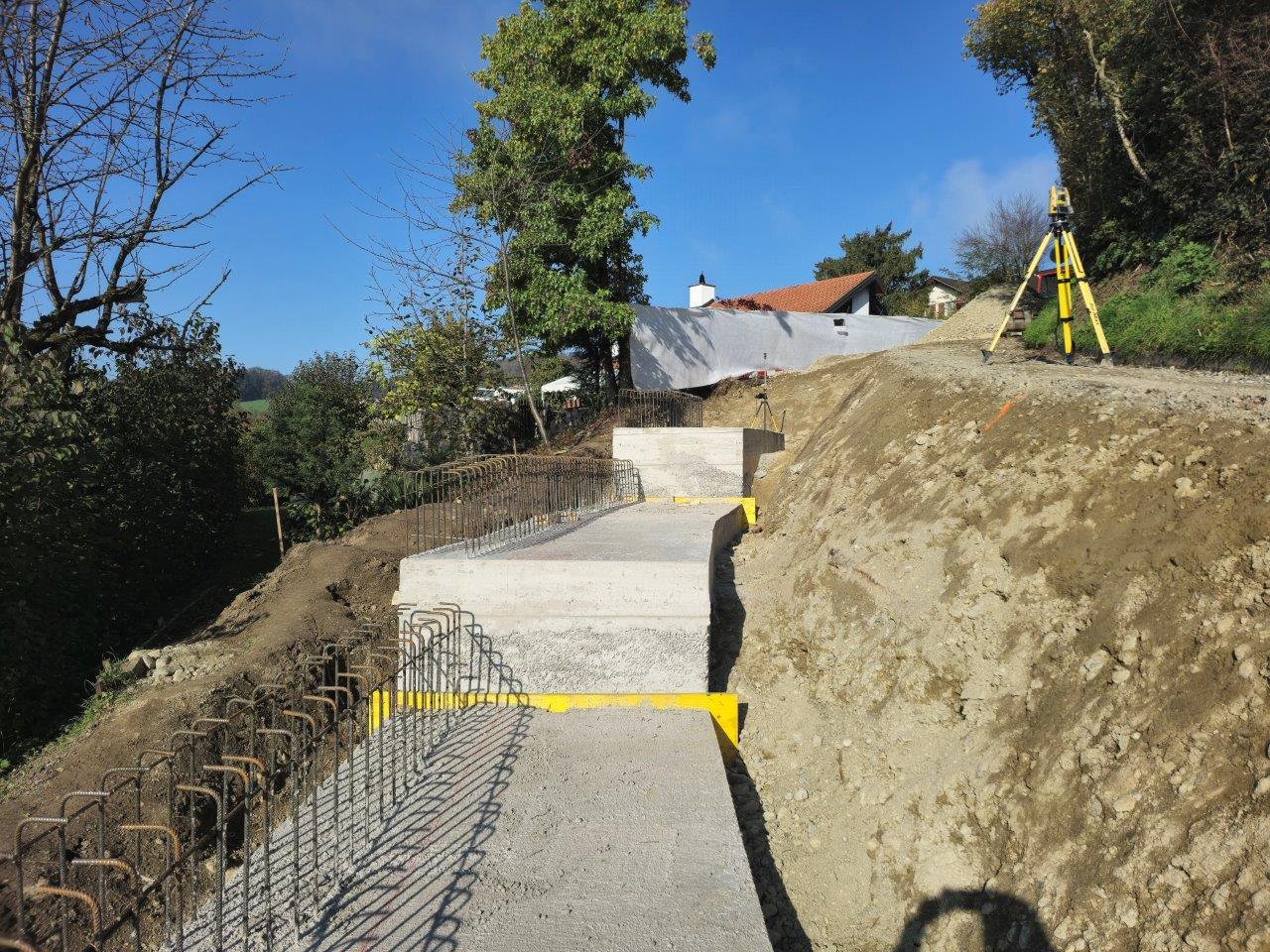Projekt «Ausbau & Sanierung Kirchrainstrasse & EW-Rohrblock Im Rebhügel» – Fundament Kirchrainstrasse am 28.10.2024. Bild: Juraj Welte, Bauleiter-Stv. KFB Pfister AG