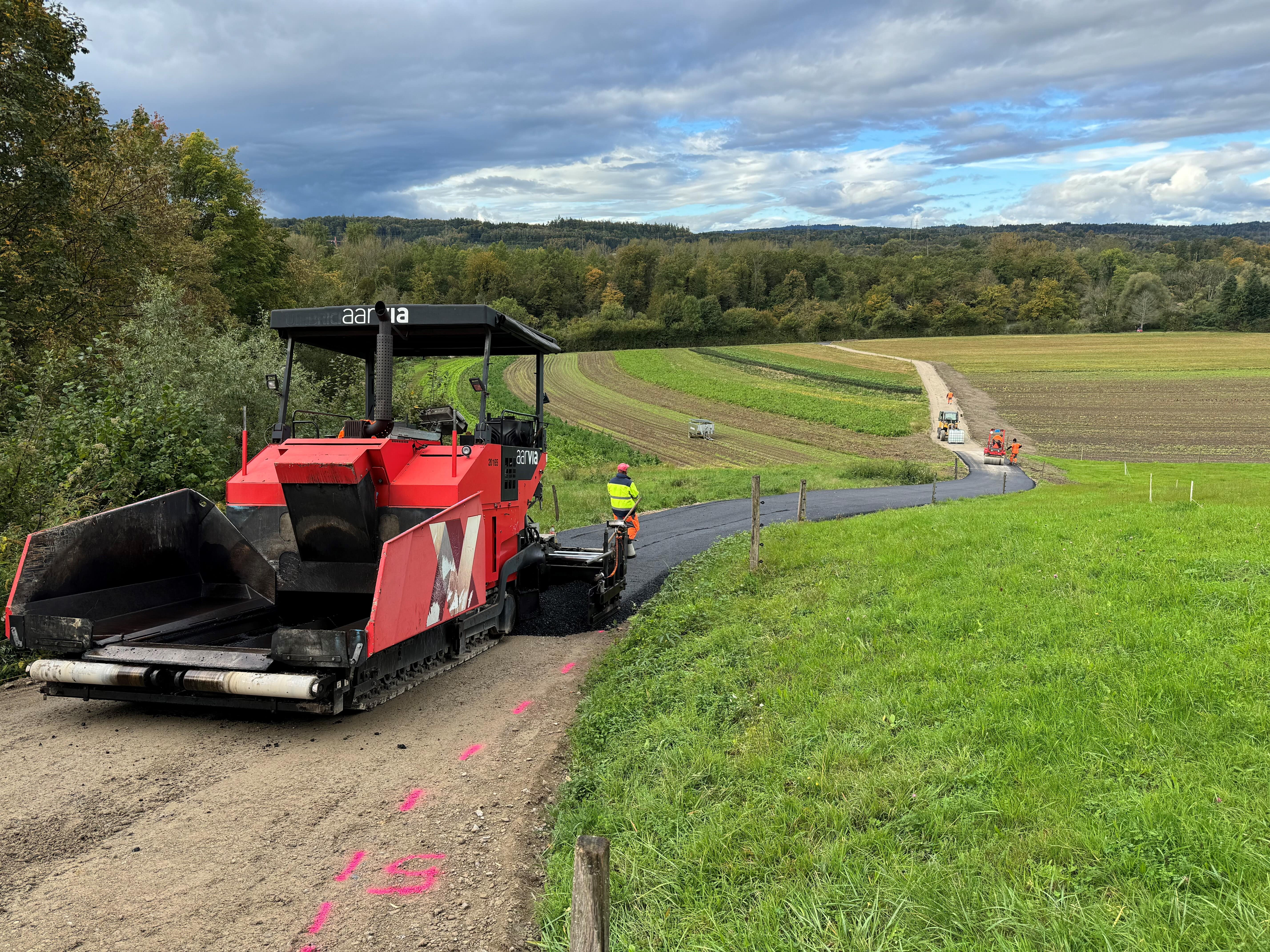 Projekt «Ausbau & Sanierung Kirchrainstrasse & EW-Rohrblock Im Rebhügel» – Vorbereitung der provisorischen Umleitung für den Lastwagenverkehr am 10.10.2024. Bild: GK Eggenwil/Gemeindeschreiber Walter Bürgi