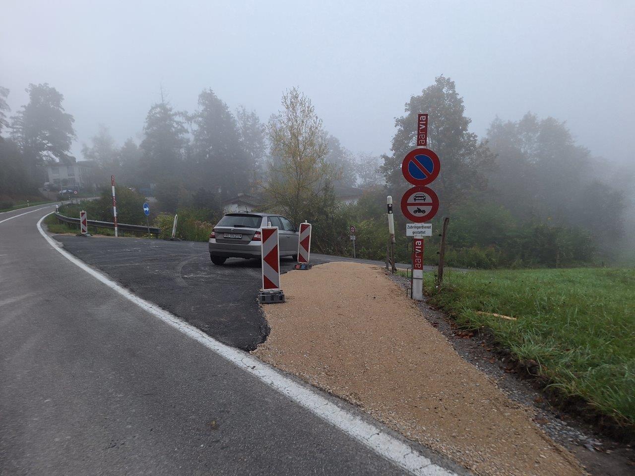 Projekt «Ausbau & Sanierung Kirchrainstrasse & EW-Rohrblock Im Rebhügel» – Vorbereitung der provisorischen Umleitung für den Lastwagenverkehr am 14.10.2024. Bild: Juraj Welte, Bauleiter-Stv. KFB Pfister AG