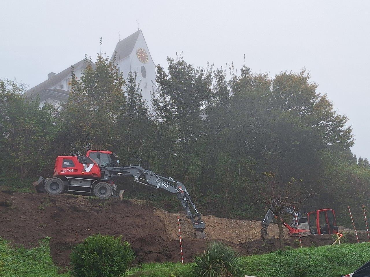 Projekt «Ausbau & Sanierung Kirchrainstrasse & EW-Rohrblock Im Rebhügel» – Aushub Kirchrainstrasse am 15.10.2024. Bild: Juraj Welte, Bauleiter-Stv. KFB Pfister AG