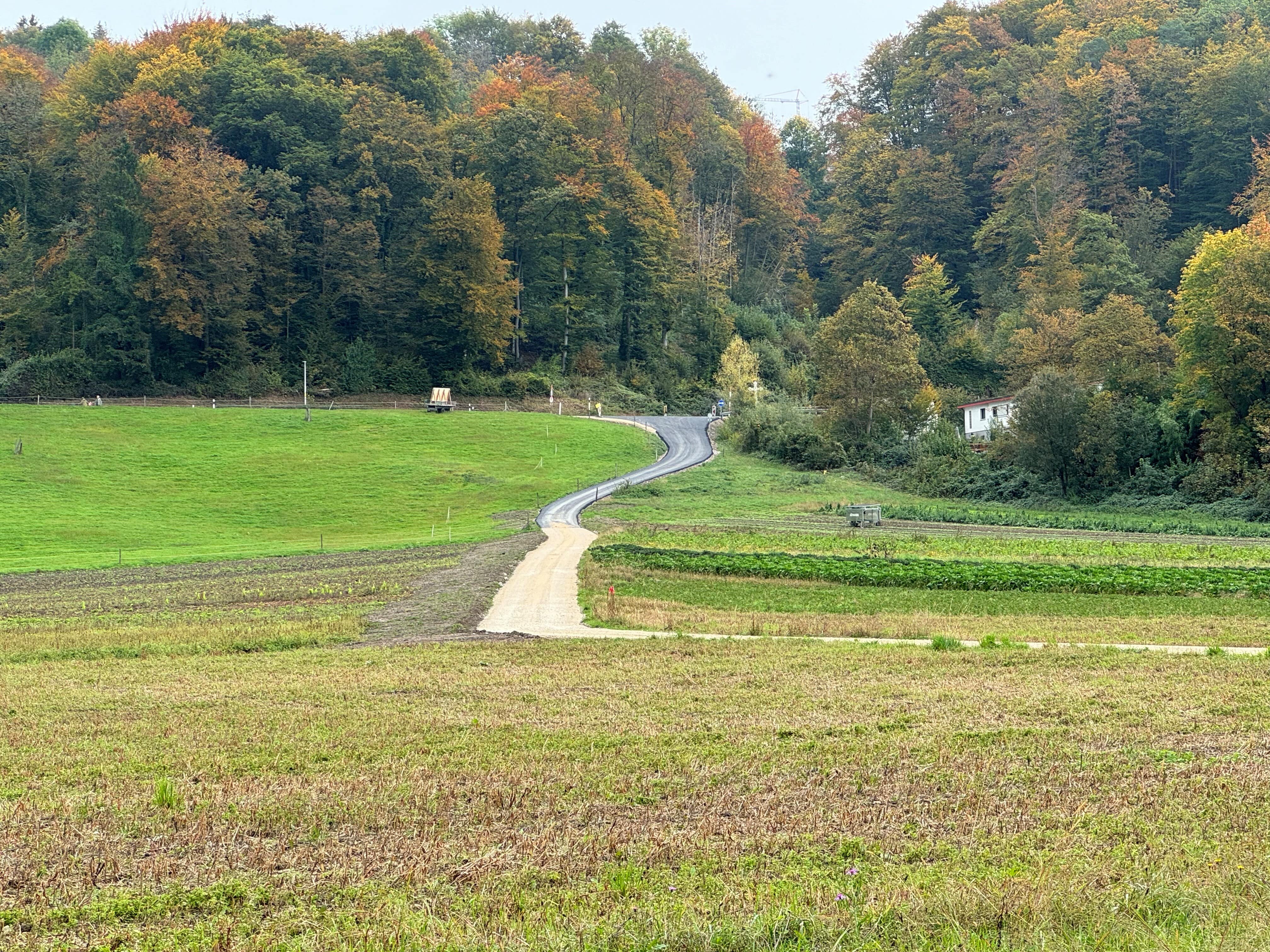 Projekt «Ausbau & Sanierung Kirchrainstrasse & EW-Rohrblock Im Rebhügel» – fertiggestellte provisorischen Umleitung für den Lastwagenverkehr am 16.10.2024. Bild: GK Eggenwil/Gemeindeschreiber Walter Bürgi