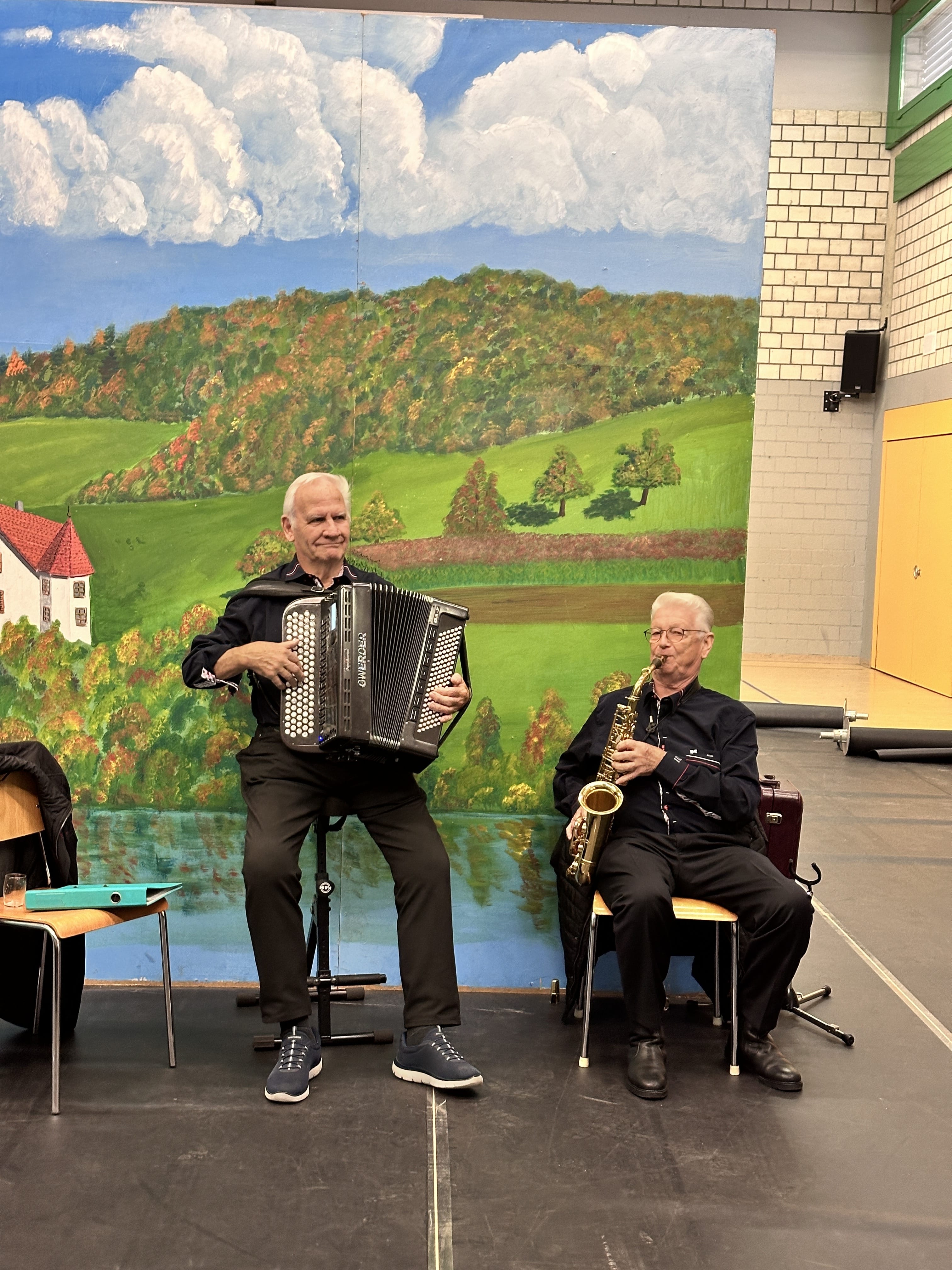 Das Duo Guido Fischer (l.) und Fredy Tellenbach sorgte am diesjährigen Seniorennachmittag in der Eggenwiler Mehrzweckhalle für ausgelassene Stimmung. Bild: Esther Werthmüller/17.11.2024