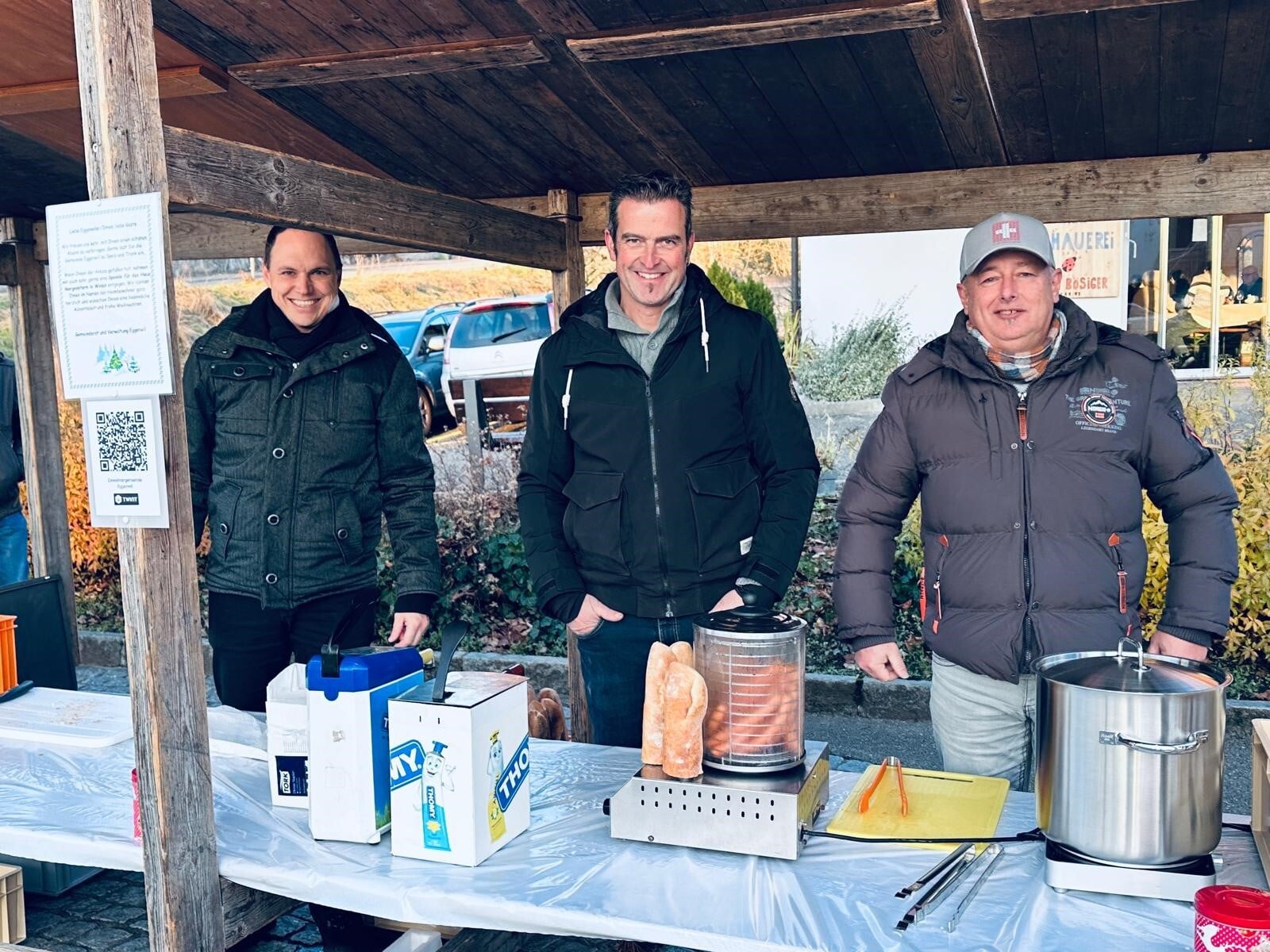 Auch Vizeammann Pascal Vogel, Gemeinderat Roland Belser und Gemeindeammann Roger Hausherr (v.l.) sorgten am 1. Adventsonntag 2024 auf dem Eggenwiler Dorfplatz wiederum für das leibliche Wohl der Gäste. Bild: Esther Werthmüller/01.12.2024