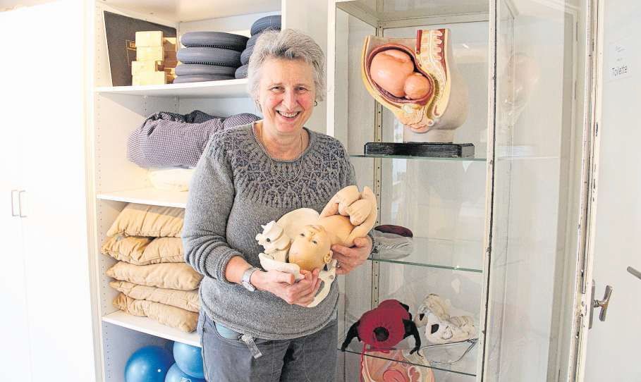 Hausgeburts-Hebamme Cristina Marinello, 63, aus Eggenwil führt seit 29 Jahren Hausgeburten durch. Ende Jahr geht sie in Pension. Bild: AZ Freiamt/Andrea Lim (14.3.2024)