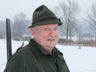 Eduard Staubli sel., ehemaliger Jagdaufseher Eggenwil, im Jahr 2010 mit seiner damals 80-jährigen, englischen Doppelflinte. Bild: BBA 31.12.2010/André Widmer