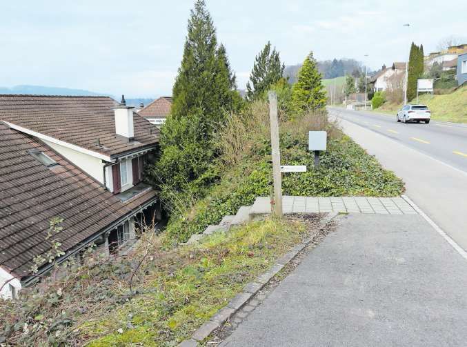 Der hintere Teil dieser Eggenwiler Liegenschaft (links) an der Badenerstrasse ging in neue Hände über. Bild: AZ Freiamt 31.01.2025/Marc Ribolla