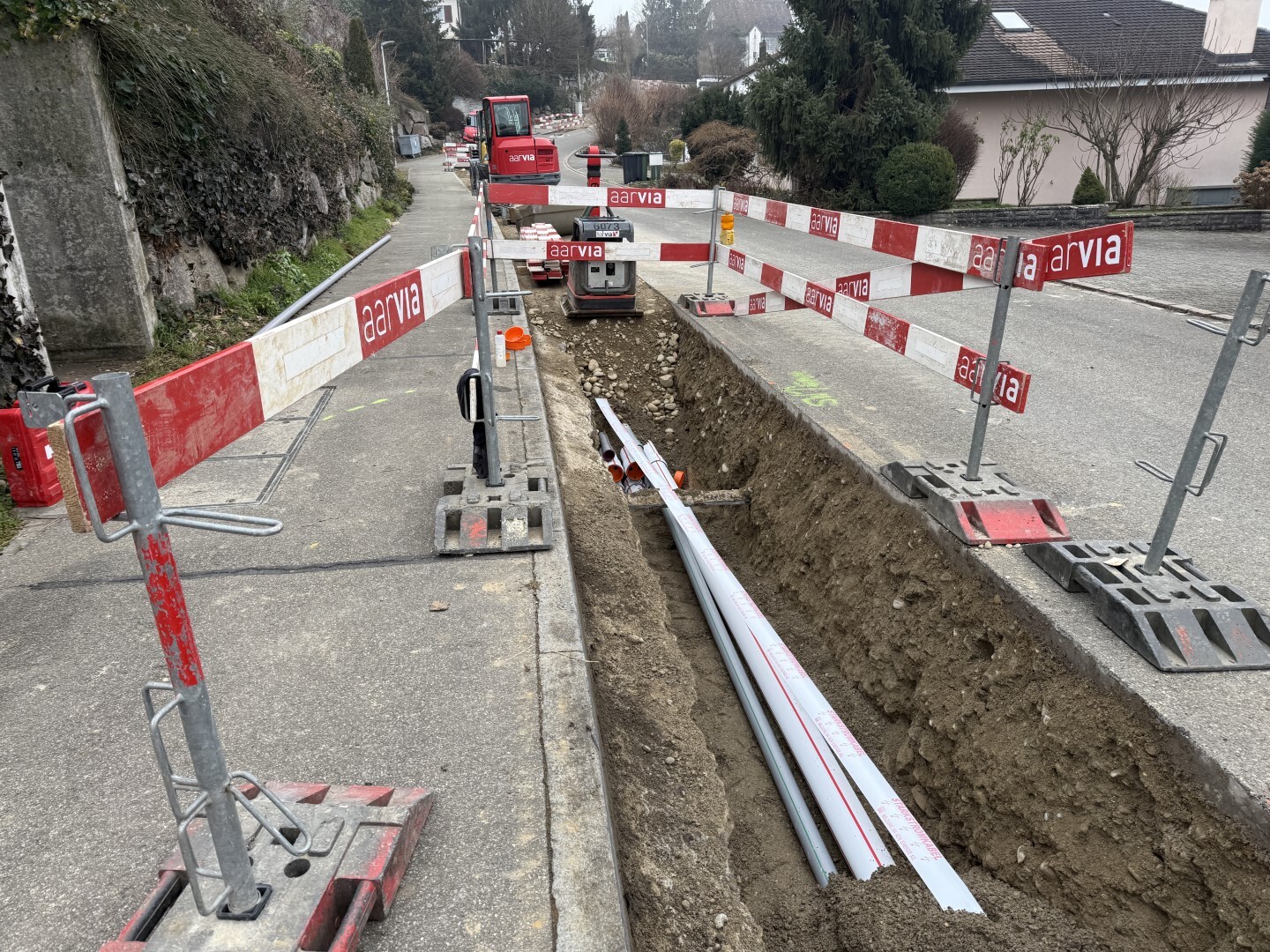Projekt «Ausbau & Sanierung Kirchrainstrasse & EW-Rohrblock Im Rebhügel» – Verlegung 16-kV-Rohrblockanlage der Elektrizitätsversorgung Im Rebhügel am 20.01.2025. Bild: Manuel Humitsch, Bauleiter KFB Pfister AG