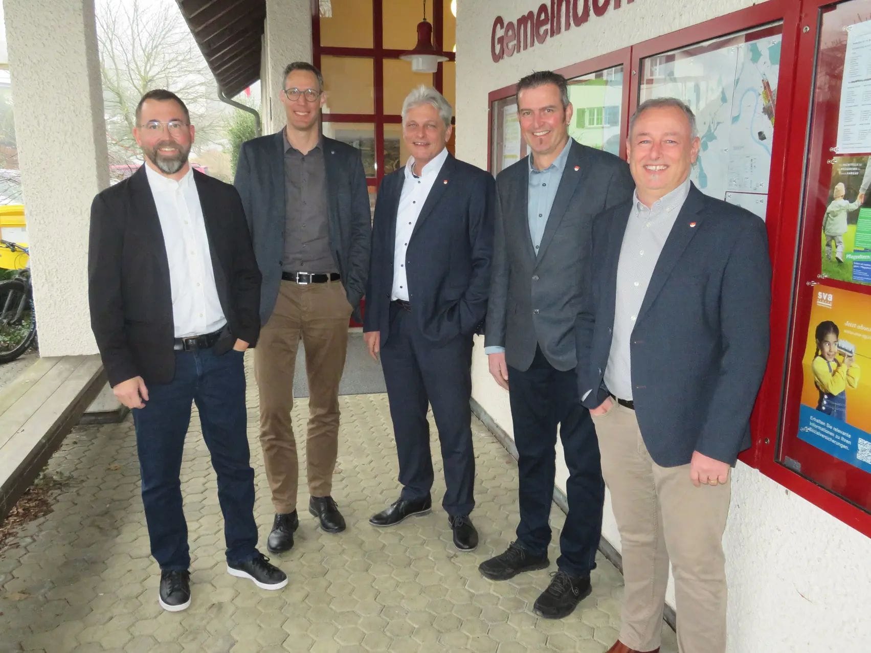 Sie fädelten die Übernahme der Elektra Eggenwil durch die AEW AG ein: Reto Lanz (Leiter AEW Regional- Center Bremgarten), David Gautschi (Leiter Geschäftsbereich Netze a. i. AEW), Walter Bürgi (Gemeindeschreiber), Roland Belser (Gemeinderat und Ressortvorsteher) und Roger Hausherr (Gemeindeammann, von links). Bild: AZ Freiamt 13.02.2025/Marc Ribolla