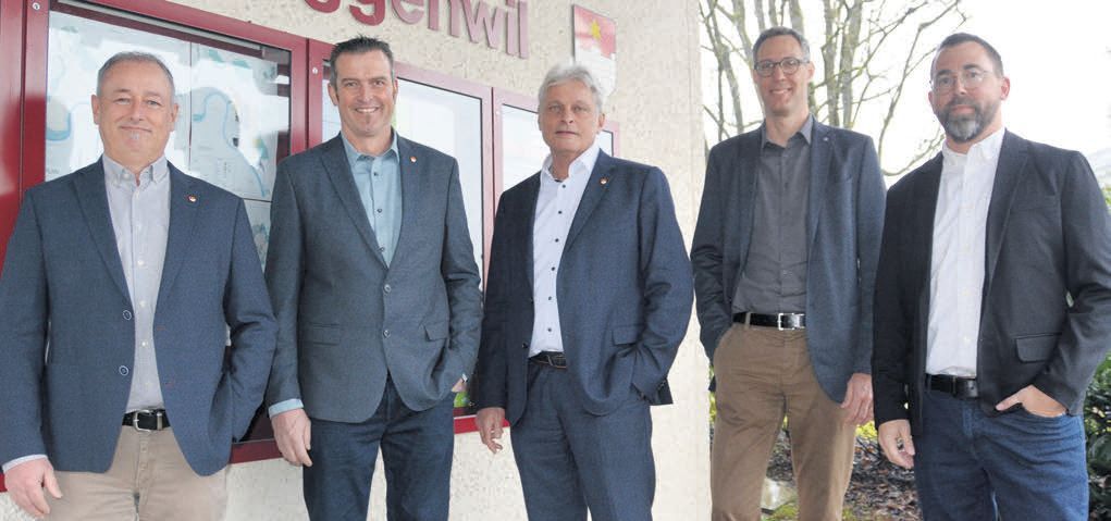Verkäufer und Käufer zeigten sich vollumfänglich zufrieden: (v.r.) Reto Lanz (Leiter AEW Regional-Center Bremgarten), David Gautschi (Leiter Geschäftsbereich Netze a. i. AEW), Walter Bürgi (Gemeindeschreiber), Roland Belser (Gemeinderat und Ressortvorsteher) und Roger Hausherr (Gemeindeammann). Bild. BBA 14.02.2025/Roger Wetli