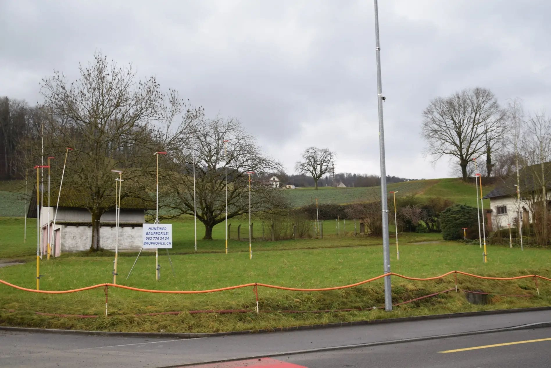 Die Garage (links) soll für das geplante Bauprojekt der Firma Angstmann in Eggenwil weichen. Bild: AZ Freiamt 15.02.2025/Soraya Sägesser