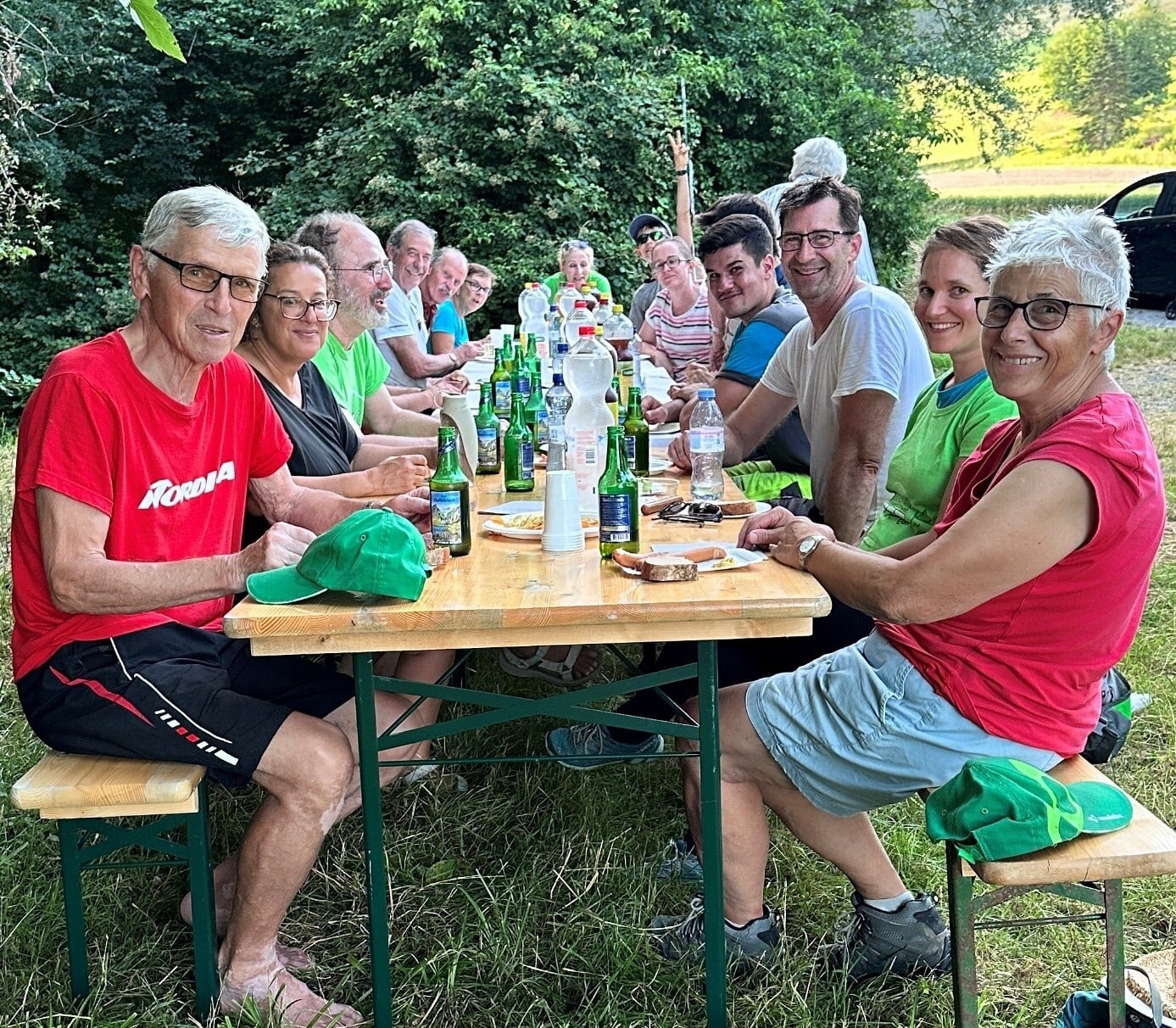 Die Vertreterinnen und Vertreter von NUK & NVVE sowie weitere Freiwillige nach der Aktion #zämesammle 2025 in der Eggenwiler Reussebene. Bild: Gemeinderätin Esther Werthmüller/25.06.2025