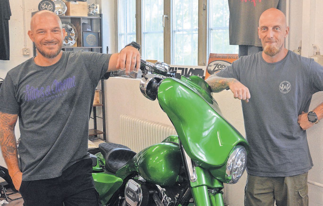 Sie lieben es, Harley-Davidson-Motorräder zu optimieren: Kevin Breitschmid (links) und Marc Suwald in ihrer Eggenwiler Harley-Davidson-Werkstatt «Stars and Chrome Custombikes GmbH». Bild: BBA 15.07.2025/Roger Wetli