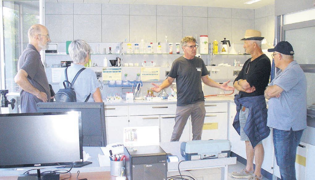 Fachliche Informationen aus dem Labor der Kläranlage Bremgarten, wo alle nötigen Analysen des gereinigten Wassers ständig überprüft werden. Hier konnte man sich am Samstag selbst einen Einblick verschaffen. Bild: BBA 23.09.2025/Alphonse Hauser