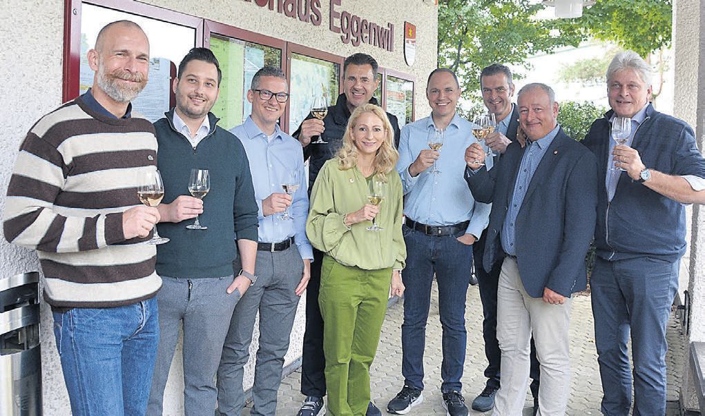 Gewählte, Nicht-Gewählte, Abtretende und die Verwaltung stiessen miteinander an: (v. l.) Gemeinderat Sebastian Meyer (neu), Maurice Macchi (nicht gewählt), Gemeinderat Nicola Altschul (neu), bald Alt-Gemeinderat André Heinrich, Gemeinderätin Esther Werthmüller (bisher), Neu-Ammann Pascal Vogel, Neu-Vizeammann Roland Belser, bald Alt-Ammann Roger Hausherr und Gemeindeschreiber Walter Bürgi. Bild: BBA 30.09.2025/Roger Wetli