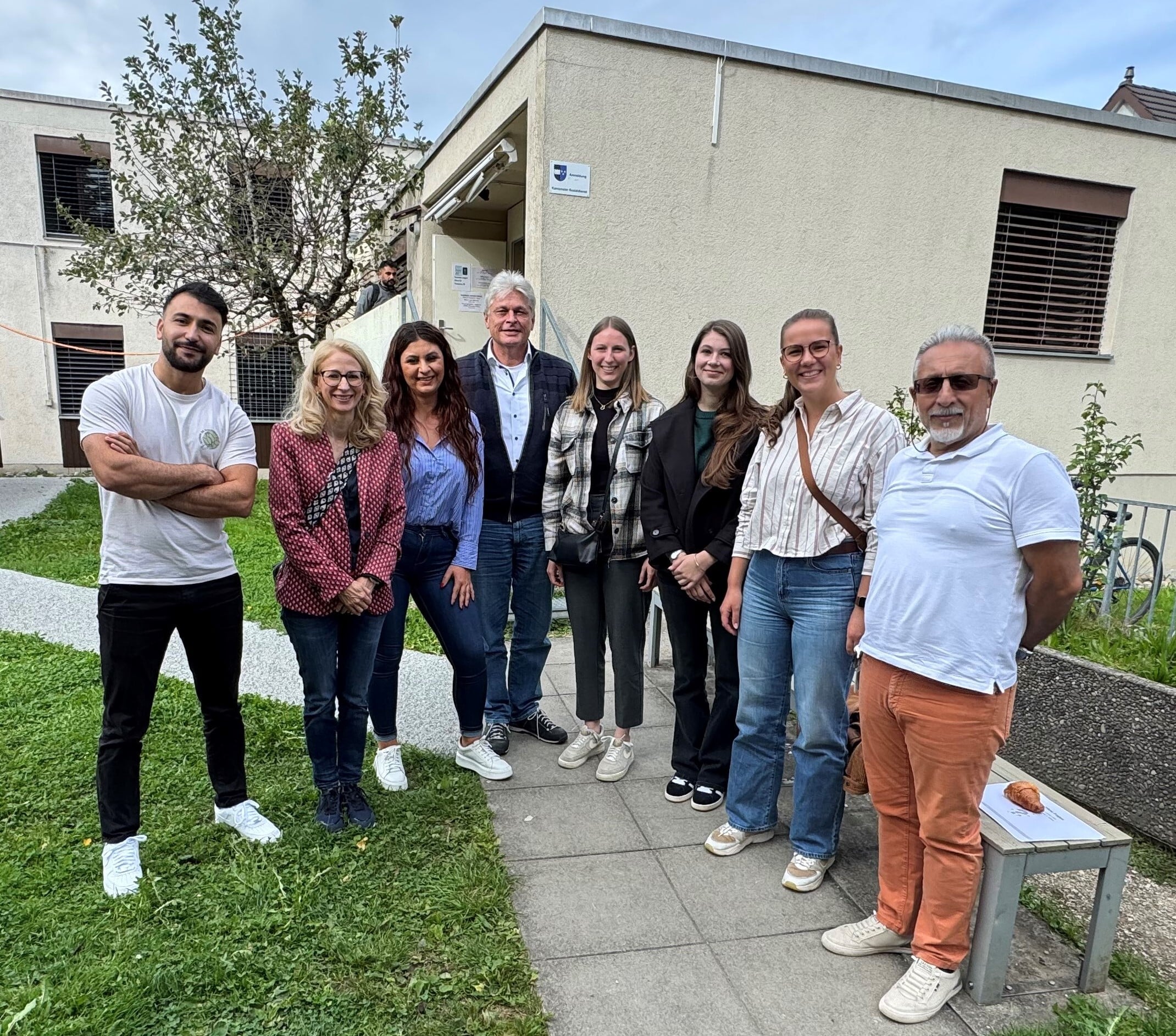 Beim Besuch des Kantonalen Erstaufnahmezentrums (EAZ) Torfeld in Buchs am 16. September 2025 durfte sich die Eggenwiler Behördendelegation von den bewundernswert hohen fachlichen und sozialen Kompetenzen der Betreuer respektive Vertreter des Kantonalen Sozialdienstes (KSD) überzeugen: (v.l.) Sayed Nabizadeh (Betreuer EAZ Torfeld KU 3), Gemeinderätin und Ressortvorsteherin Soziale Sicherheit Esther Werthmüller, Tamara Kitanovic (für die Gemeinde Eggenwil zuständige Sachbearbeiterin Zuweisungen und Beratung Gemeinden des KSD), Gemeindeschreiber und Verwaltungsleiter Walter Bürgi, Leiterin Finanzen und Gemeindeschreiber-Stellvertreterin Vanessa Villars, Berufslernende Kauffrau Kezia Villiger, Leiterin Einwohnerdienste und Soziale Dienste Rahel Wismer sowie Johannes Uz (Betreuer EAZ Torfeld KU 5). Bild: Bewohner EAZ Torfeld/16.09.2025