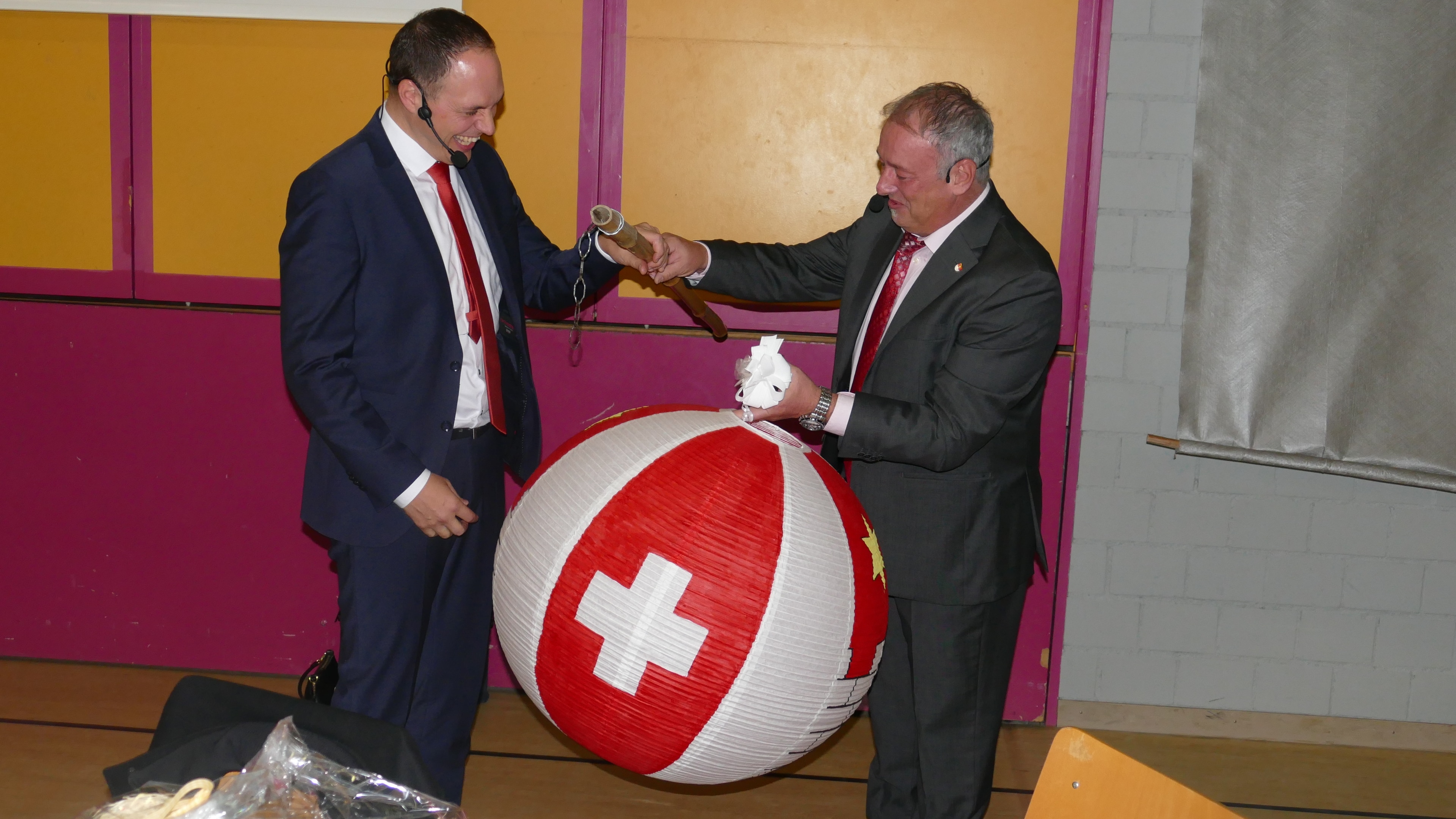Der abtretende Gemeindeammann Roger Hausherr (rechts) übergab seinem Nachfolger Pascal Vogel einen Lampion mit Eggenwiler Wappen. Bild: BBA 25.11.2025/Stefan Treier