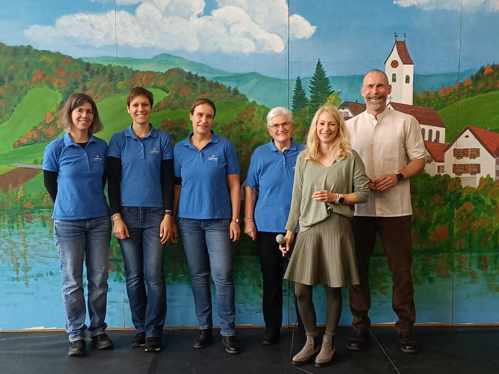 Gemeinderätin Esther Werthmüller und Gemeinderat Sebastian Meyer bedankten sich bei den Landfrauen für ihr jahrzehntelanges, grossartiges Engagement: (v.l.) Martina Vogel, Andrea Belser, Martina Kallenbach, Lydia Burch, Gemeinderätin Esther Werthmüller und Gemeinderat Sebastian Meyer. Bild: 16.11.2025/zvg