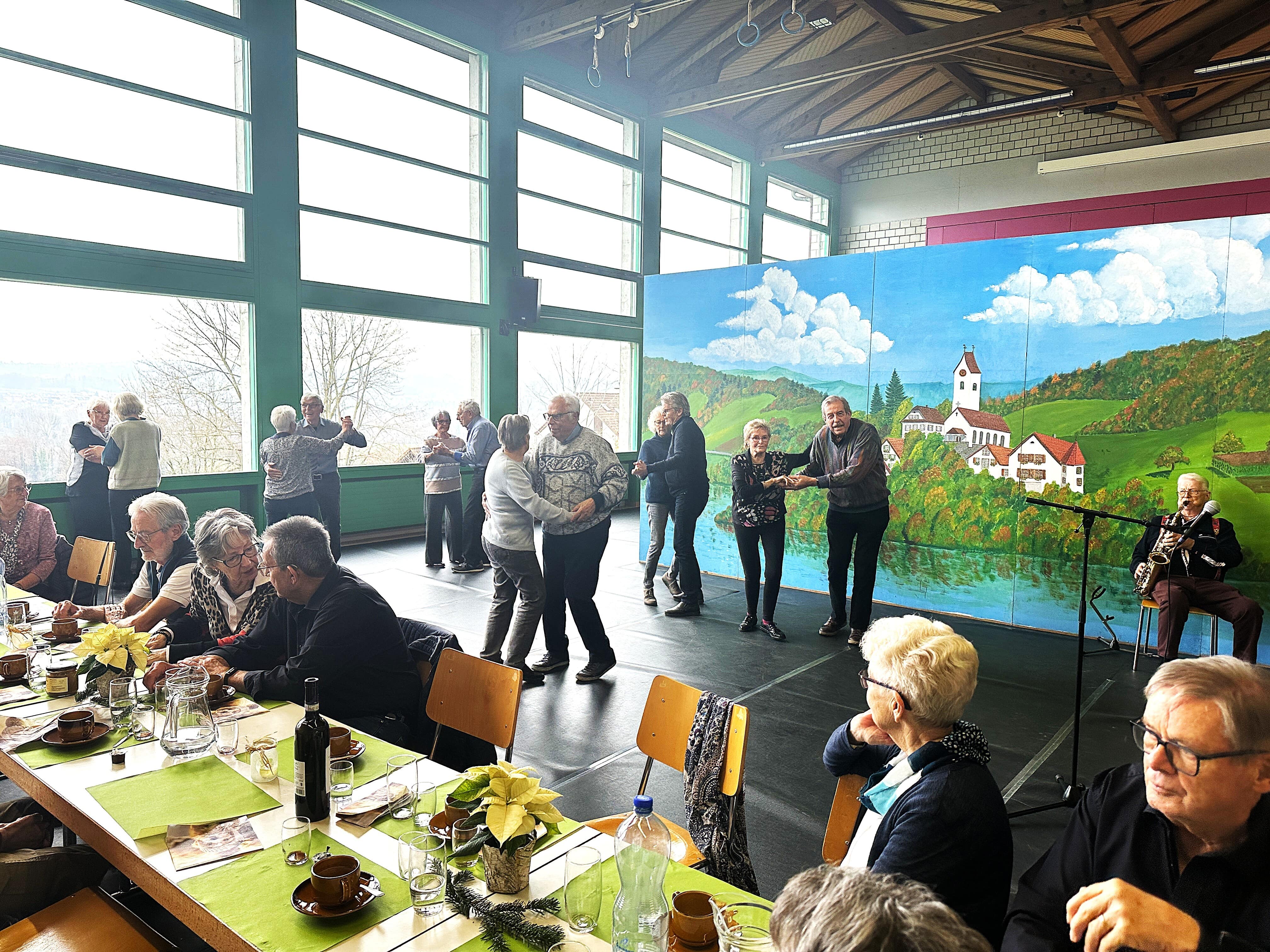 Der Nachmittag endete in ausgelassener Stimmung mit vielen guten Gespräche und nach einigen Tänzchen. Genau solche geselligen Momente zeigen, wie lebendig und verbunden die Gemeinschaft in Eggenwil ist. Bild: 16.11.2025/zvg