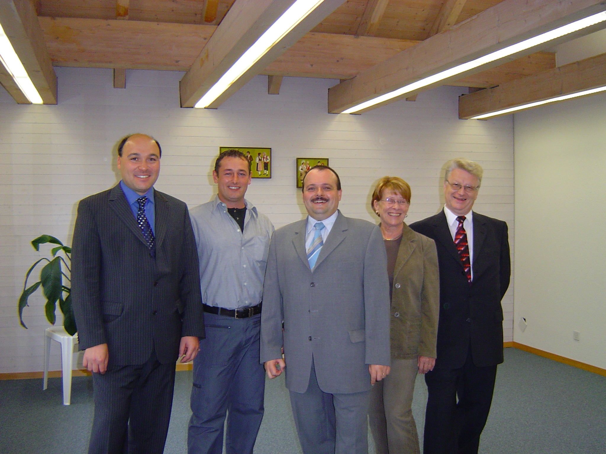 Sie stehen die nächsten vier Jahre der Gemeinde vor: (von links) die beiden neu gewählten Biagio Incollingo und Roger Hausherr sowie die bestätigten Thomas Endres, Susanne Egloff und Alfred Tellenbach. Bild: BBA 25.10.2005/Erika Obrist