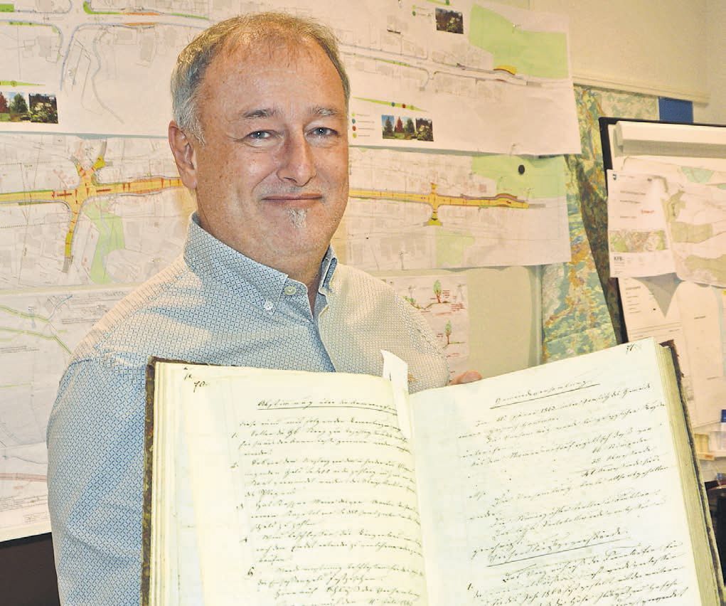 Gemeindeammann Roger Hausherr zeigt ein Gemeinderatsprotokoll von 1857. Für ihn ist das ein Symbol dafür, seine Arbeit mit einer gewissen Gelassenheit zu nehmen. «Ich bin nicht der erste Eggenwiler Gemeinderat und werde auch nicht der letzte sein», relativiert er. Bild: BBA 16.12.2025/Roger Wetli