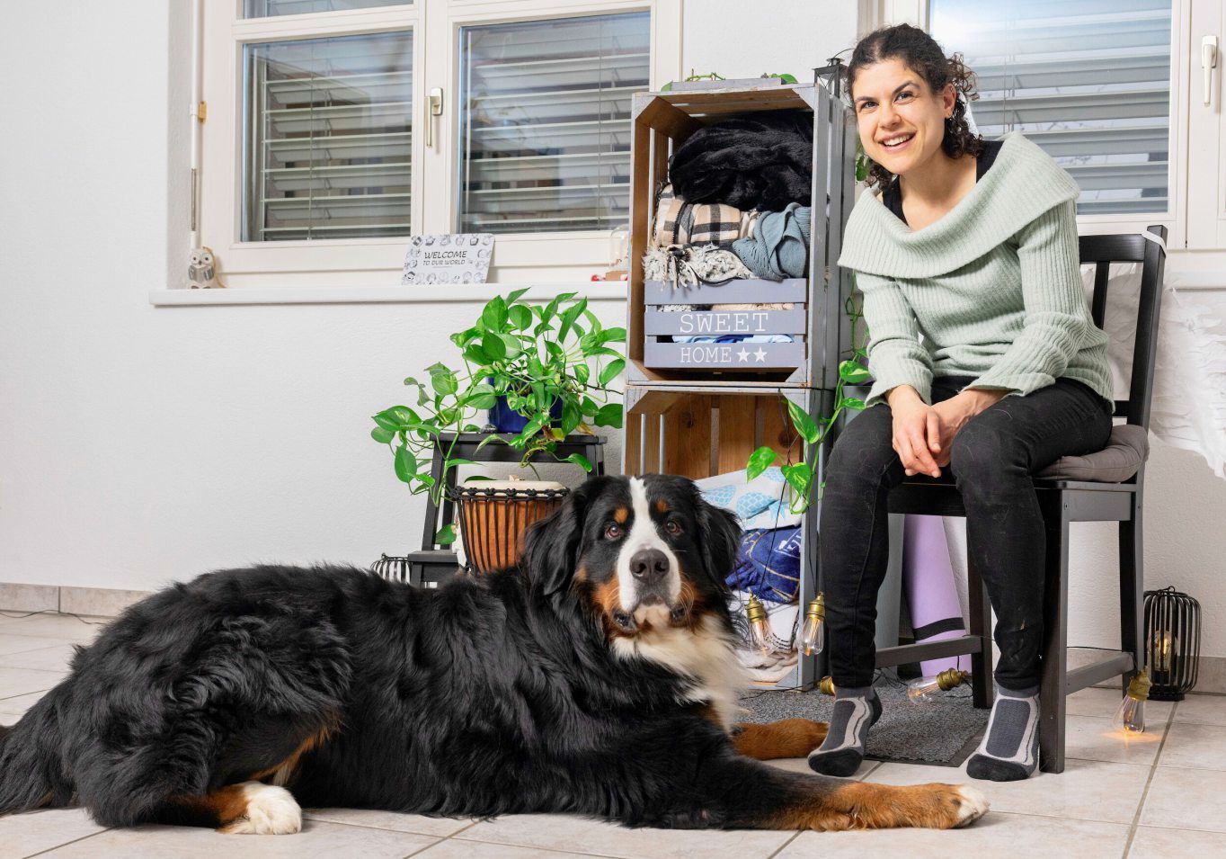 Die Eggenwilerin Nathalie Hartmann war Karrierefrau und merkte auf einmal, dass sie das nicht glücklich macht. Heute teilt sie ihr spannendes neues Leben mit Sennenhund Kaleo. Bild: AZ Freiamt 21.01.2026/Alex Spichale