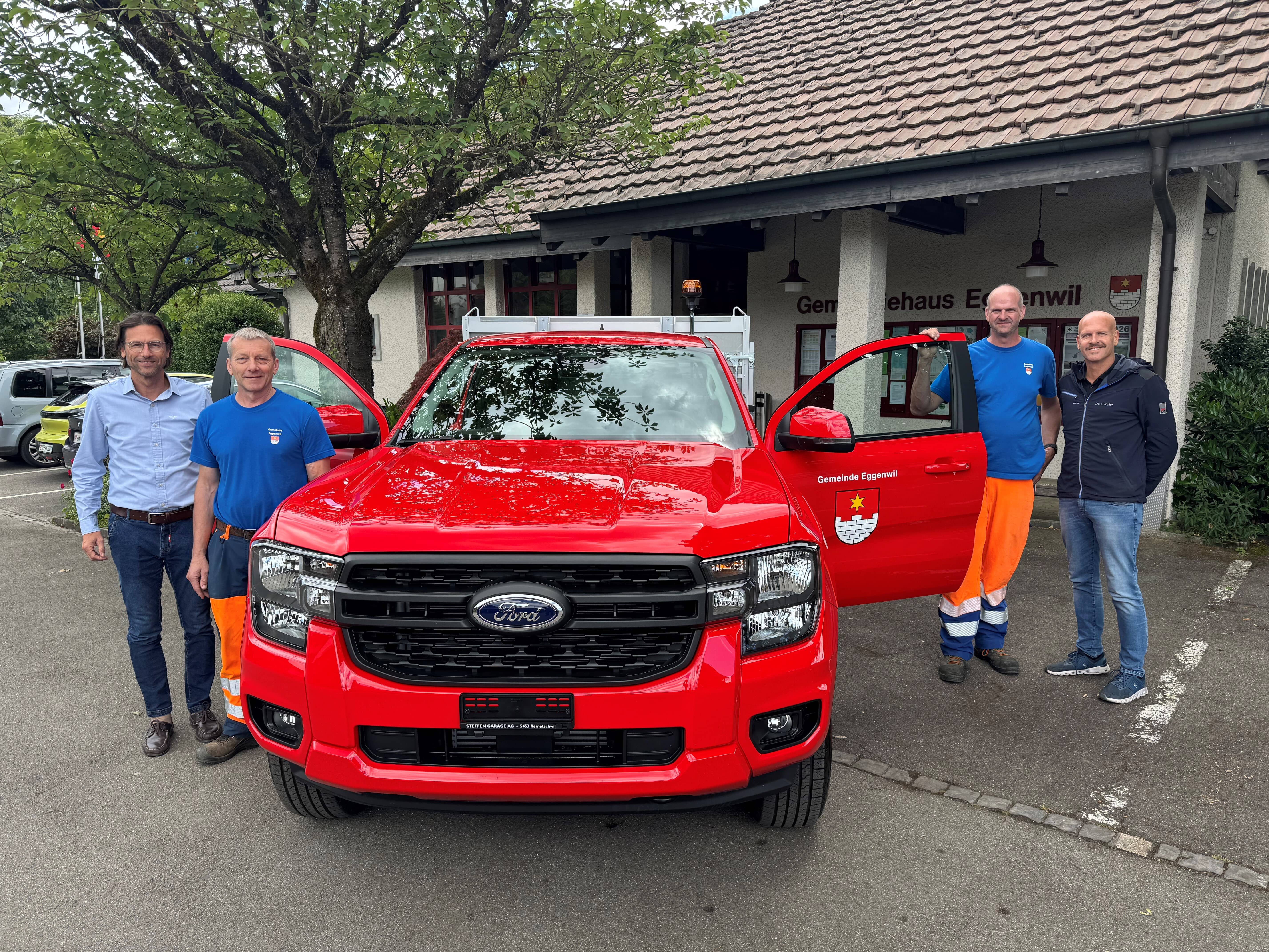 Gestern Donnerstagnachmittag, 11. Juni 2026, übergab die Steffen Garage AG, Remetschwil, dem Bauamt Eggenwil das neue Kommunalfahrzeug Ford Ranger: v.l. Dominik Steffen (Inhaber der Steffen Garage AG und Steffen Bus AG, Remetschwil), Bruno Meier (Leiter technische Betriebe/Dienste Eggenwil), Markus Belser (Stv. Leiter technische Betriebe/Dienste Eggenwil) und David Keller (Geschäftsführer der Steffen Garage AG). Bild: Gemeindekanzlei Eggenwil, Walter Bürgi/11.06.2026