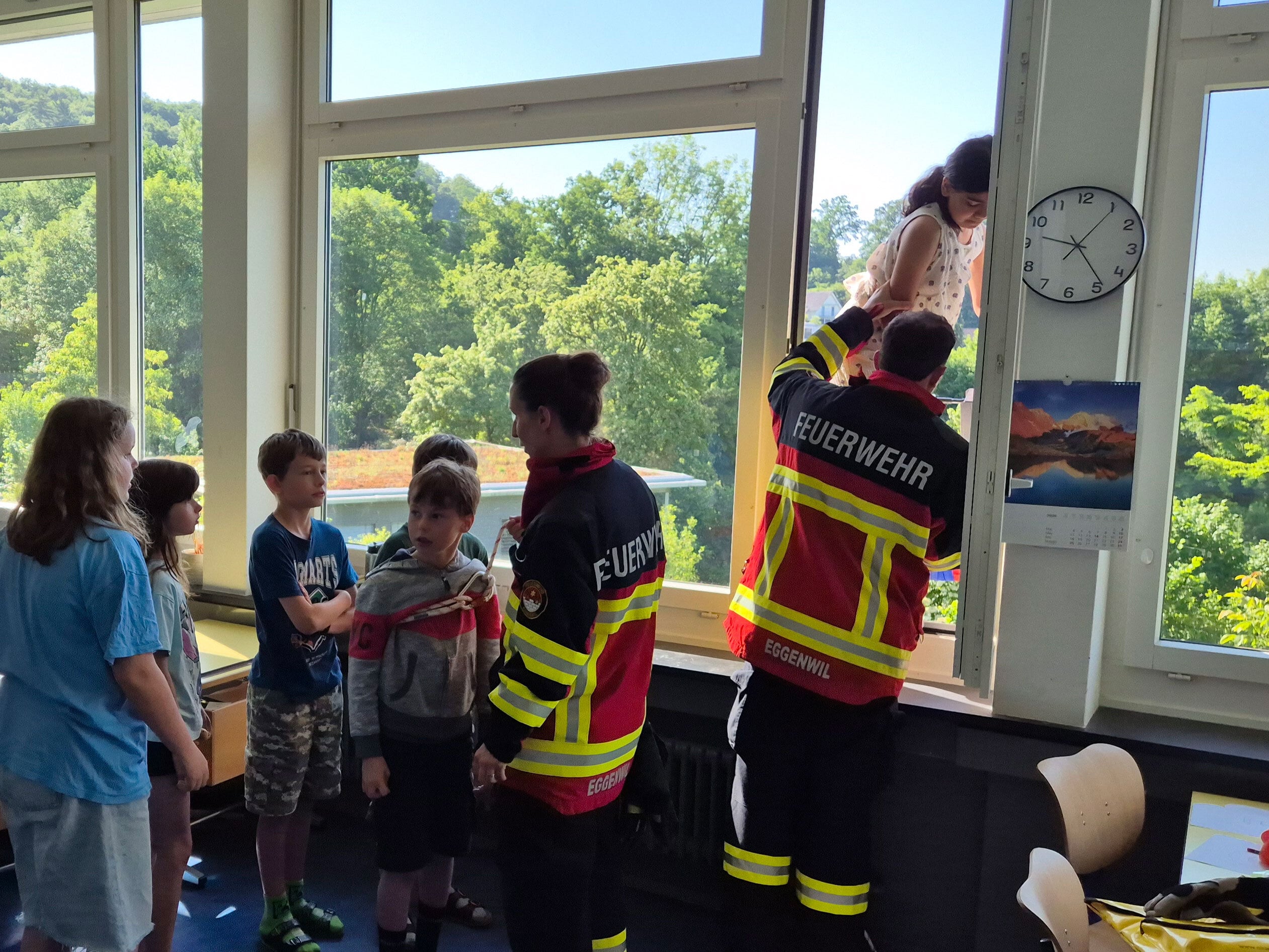 Evakuierungsübungen, wie hier letztmals am 28. Mai 2026 an der Schule Eggenwil, tragen dazu bei, dass die Nutzer von Gebäuden oder Anlagen in der Lage sind, diese im Brandfall oder bei anderen Notlagen sicher und zügig zu verlassen. Bild: Rudolf Etter, Schulleiter Eggenwil/28.05.2026