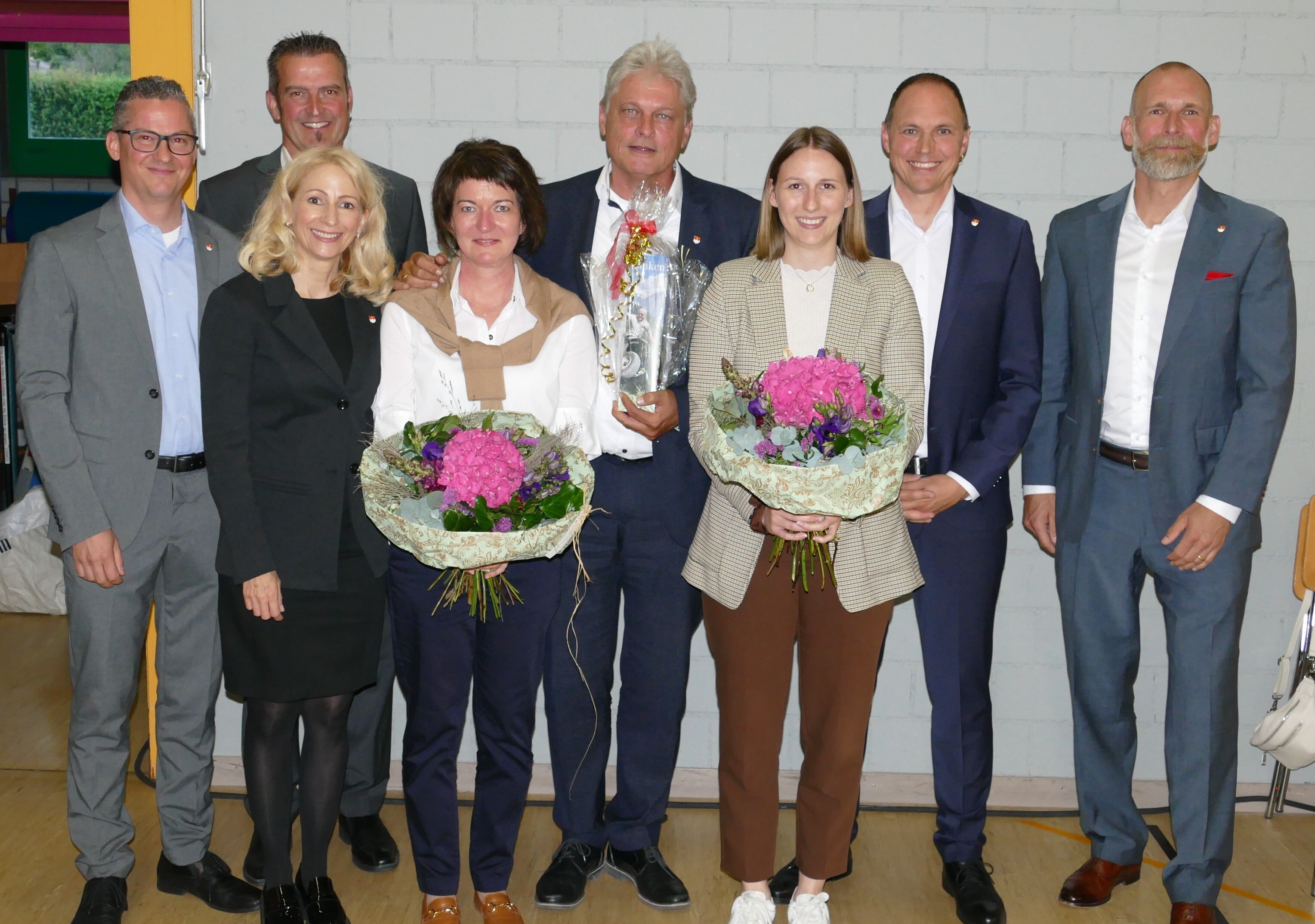 Sie freuten sich über eine gelungene «Gmeind»: (v. l.) Gemeinderat Nicola Altschul, Vizeammann Roland Belser, Gemeinderätin Esther Werthmüller, künftige Finanzverwalterin Gabriela Renner, Gemeindeschreiber/Verwaltungsleiter Walter Bürgi; scheidende Finanzverwalterin Vanessa Villars, Gemeindeammann Pascal Vogel und Gemeinderat Sebastian Meyer. Bild: BBA 16.06.2026/Stefan Treier